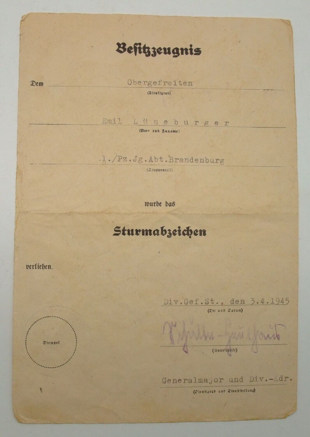 Wehrmacht: Urkunde zum Sturmabzeichen für einen Obergefreiten in der 1./ Panzerjäger-Abteilung Brandenburg, OU Generalmajor Hermann SAchulte-Heuthaus, 3.4.1945.