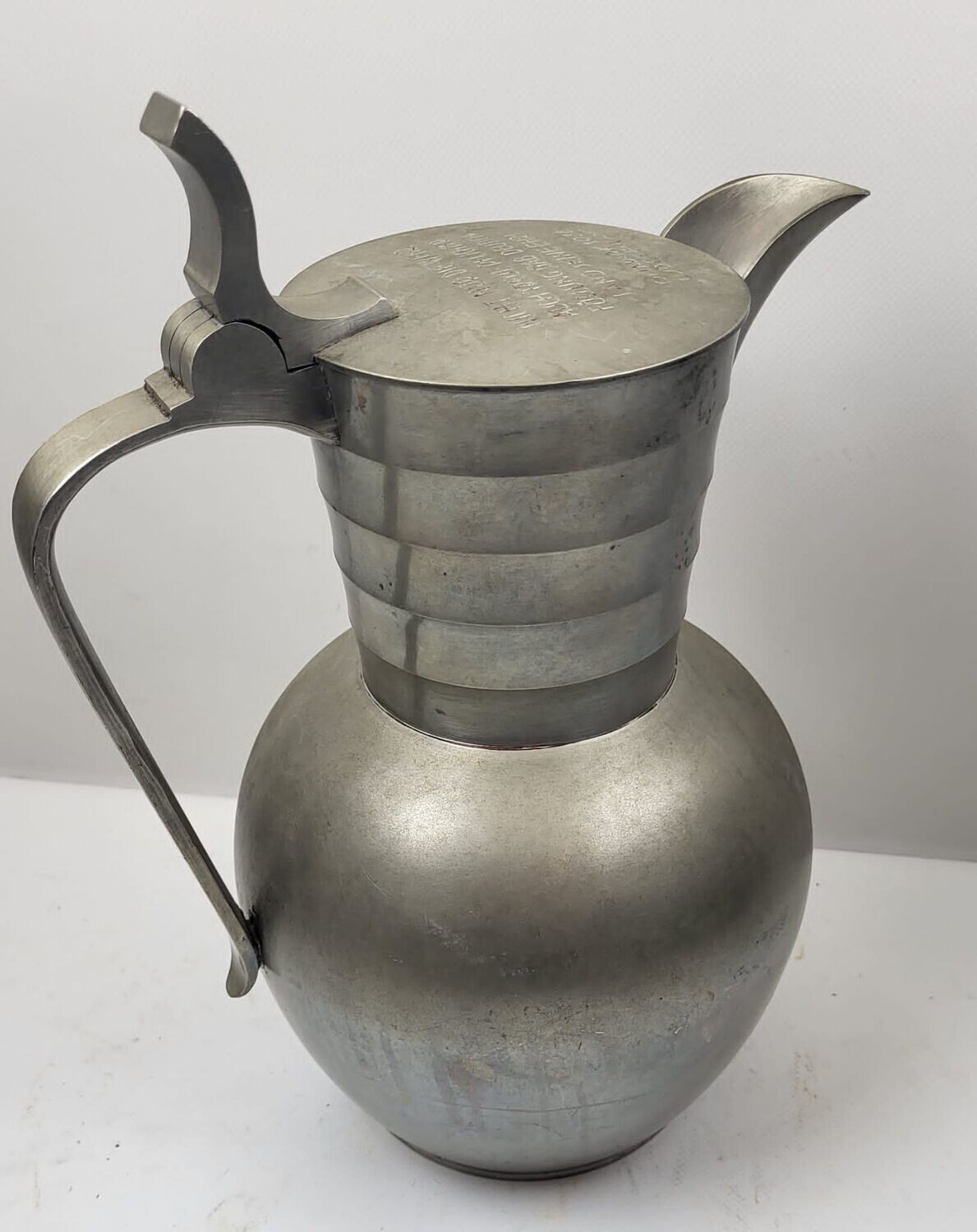 3. Reich: Große Zinkkanne mit Gravur "Nicht nur die Wehr, auch treue Pflichterfüllung gab Deutschland seine Ehr! - Ostmark Sudetenland 1938", Gesamthöhe ca. 32 cm.