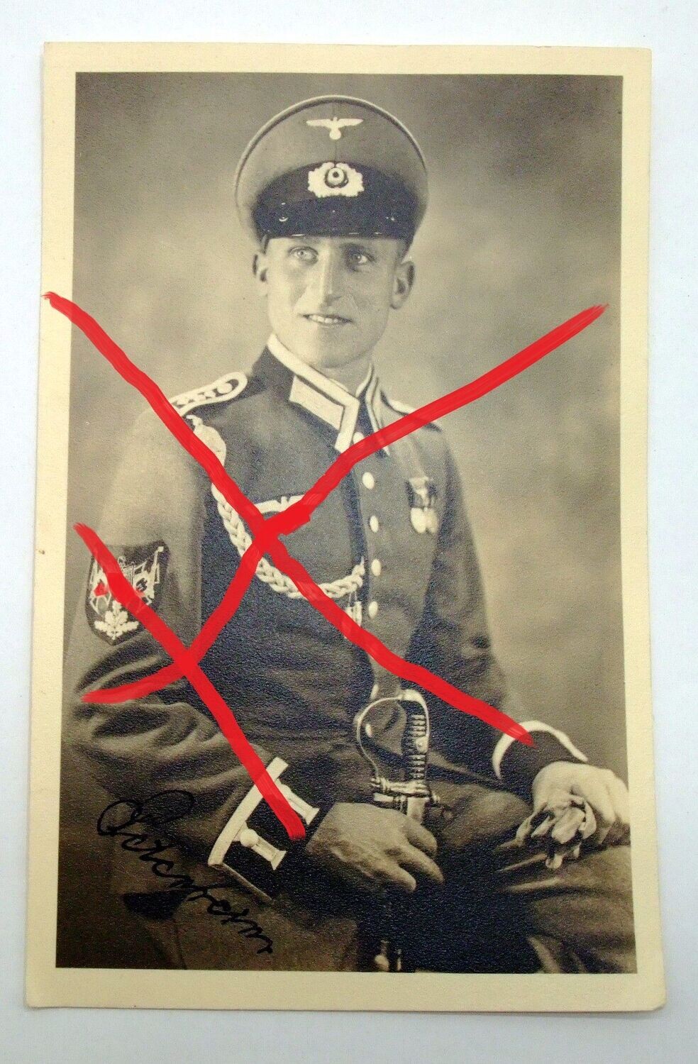 Wehrmacht: Portraitfoto Fahnenträger, Ärmelschild, Orden, Säbel.
