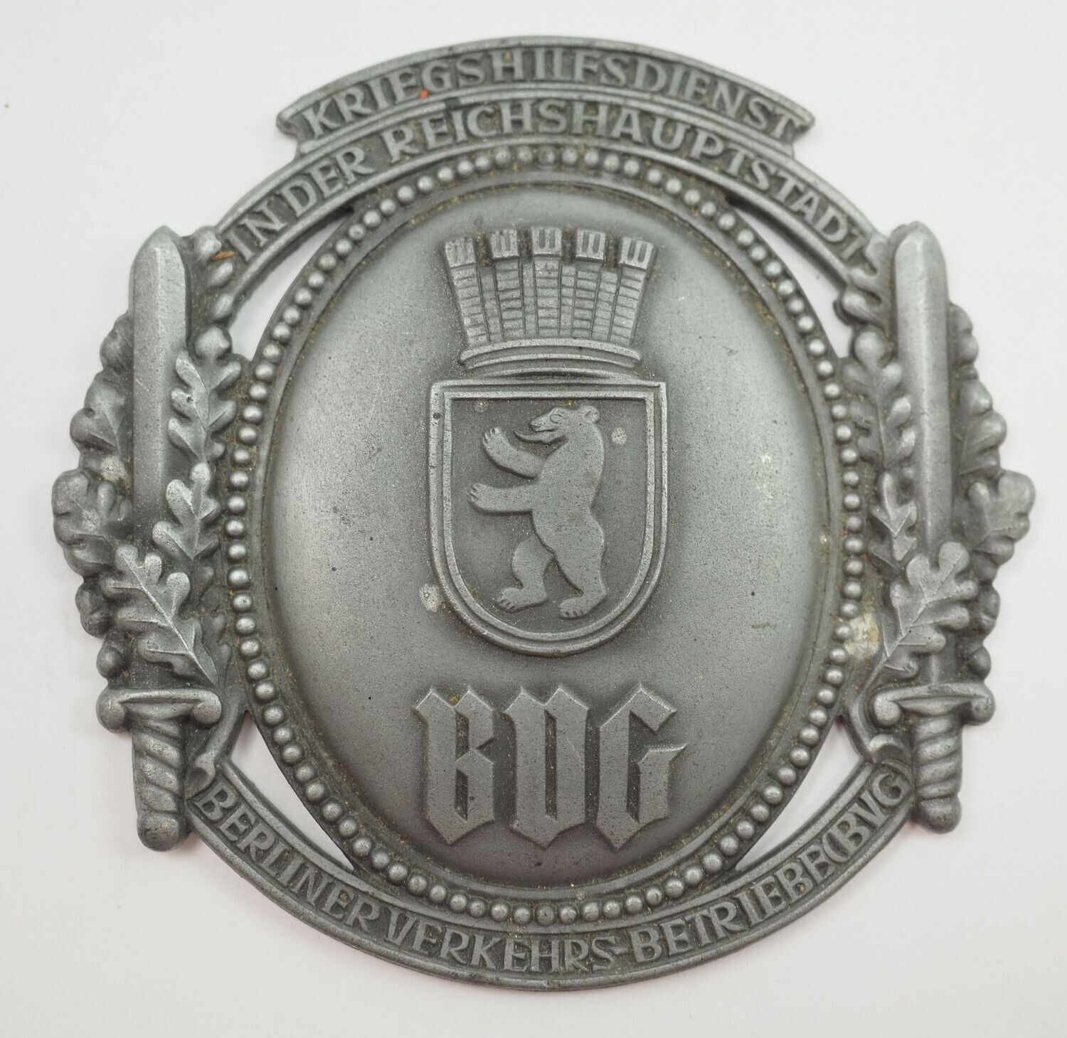 3. Reich: Plakette Kriegshilfsdienst in der Reichshauptstadt - Berliner Verkehrs-Betriebe (BVG), Größe ca. 89 x 87 mm.