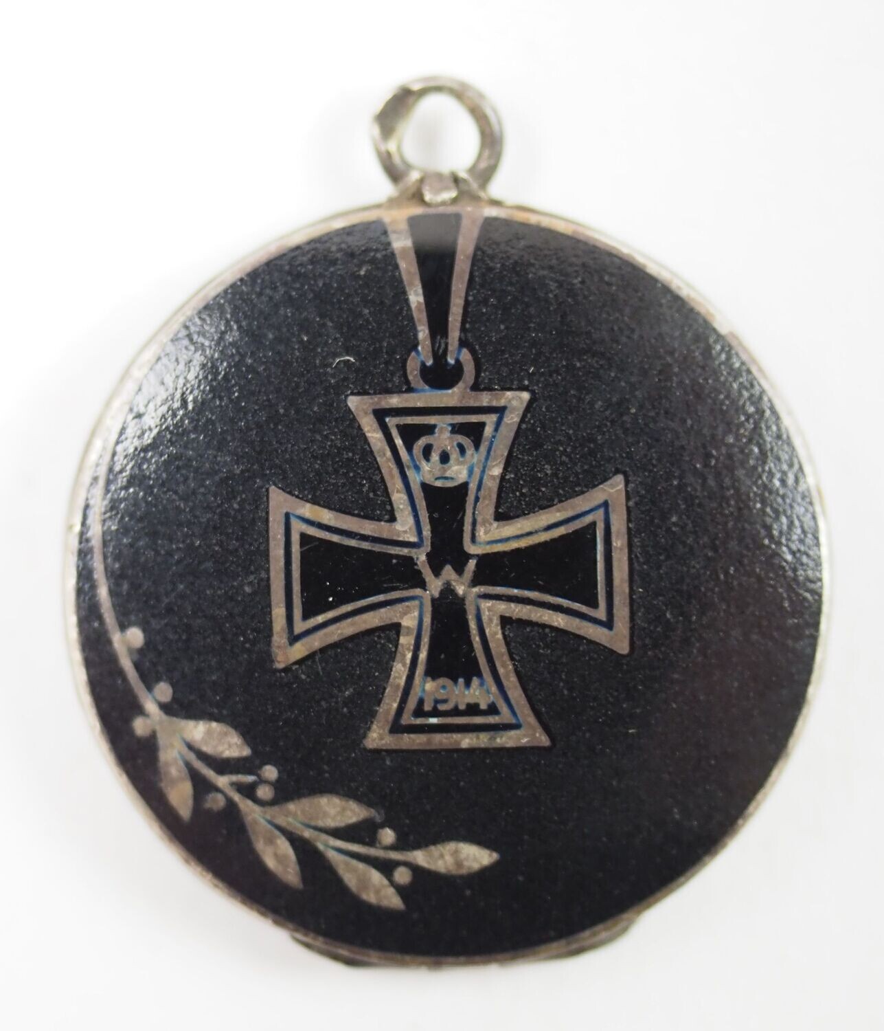 Preussen: Patriotisches Medaillon mit Eisernem Kreuz 1914, Öse Silber gestempelt 800.
