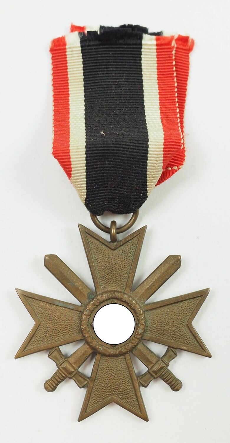 Kriegsverdienstkreuz KVK 2. Klasse mit Schwertern, HK berieben, mit Band.