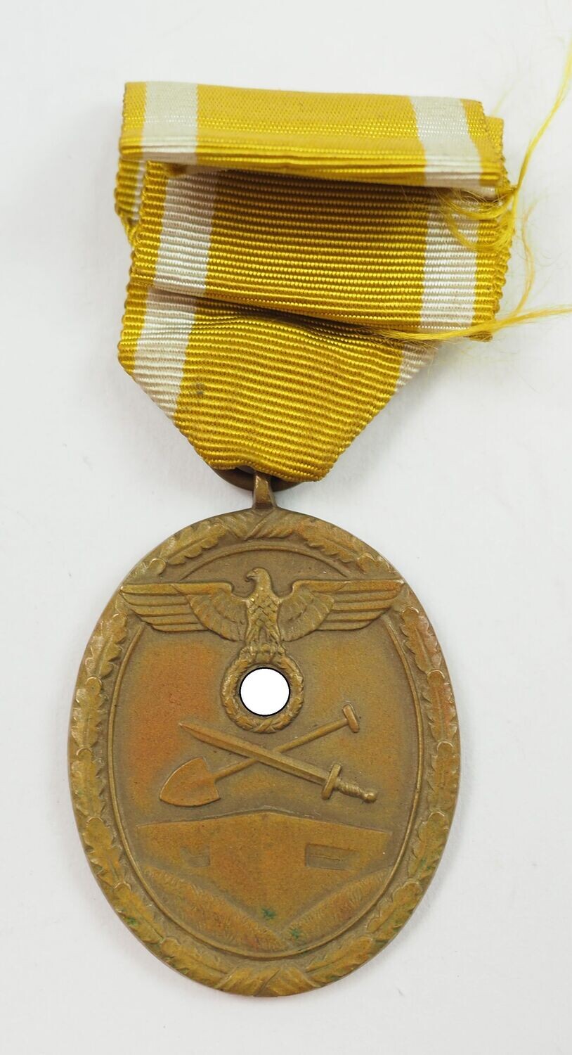 Deutsches Schutzwall Ehrenzeichen, Für Arbeit zum Schutze Deutschlands, am Band.