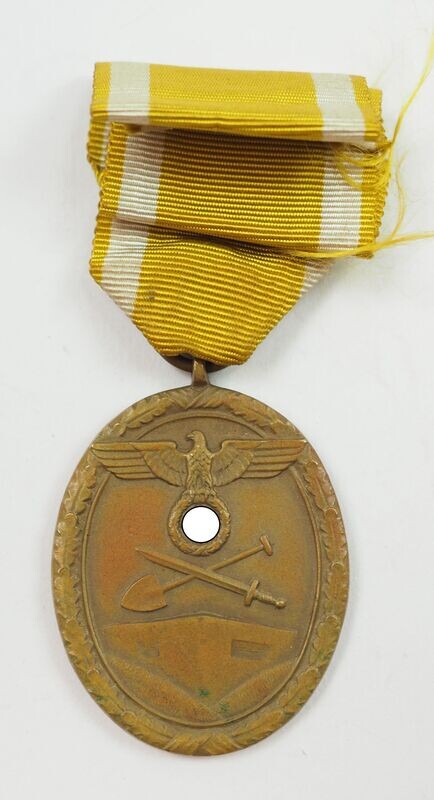 Deutsches Schutzwall Ehrenzeichen, Für Arbeit zum Schutze Deutschlands, am Band.
