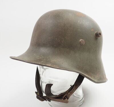 Deutsches Reich: Stahlhelm M18, Hersteller W66 (Herm. Weissenburger & Co., Stuttgart-Canstatt), im Dom gestempelt, mit Innenhelmring und Kinnriemen.