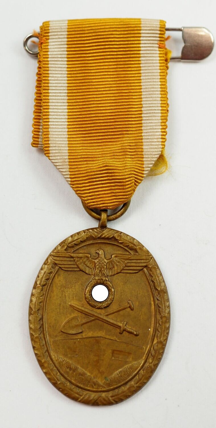 Deutsches Schutzwall Ehrenzeichen, Für Arbeit zum Schutze Deutschlands, am Band.