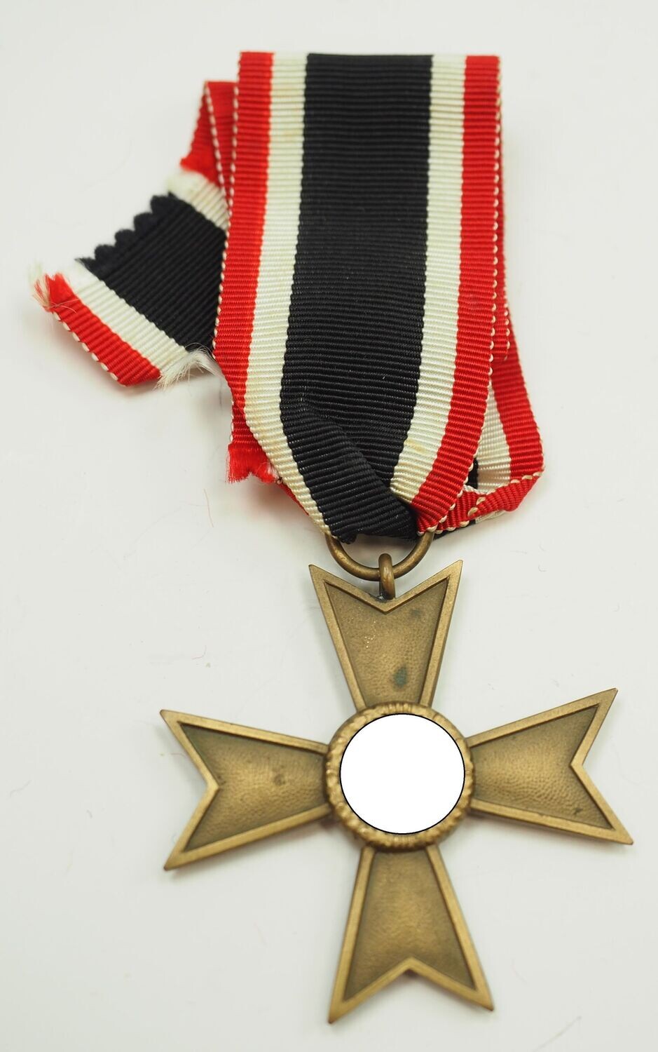 Kriegsverdienstkreuz KVK 2. Klasse ohne Schwerter, in Buntmetall, am Band.