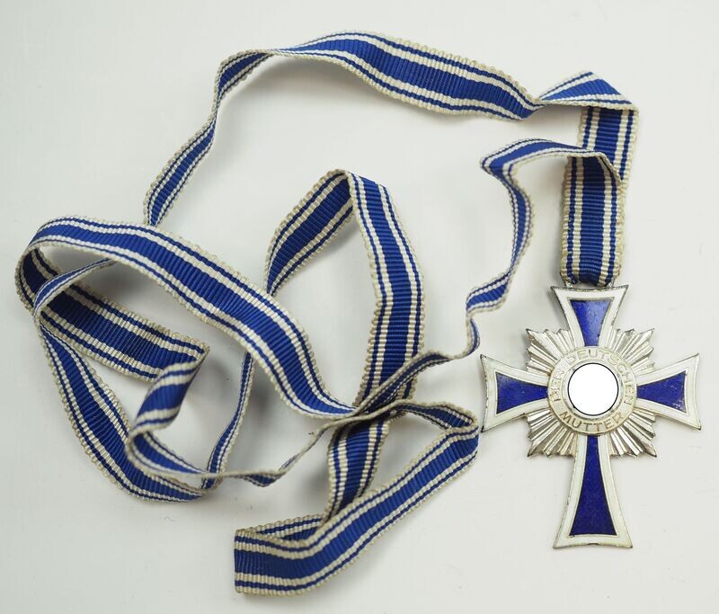 Mutterkreuz in Silber, 2. Stufe, am konfektionierten langen Band, Emaille vollständig erhalten. Mutterkreuz in Silber, 2. Stufe, am konfektionierten langen Band, Emaille vollständig erhalten.