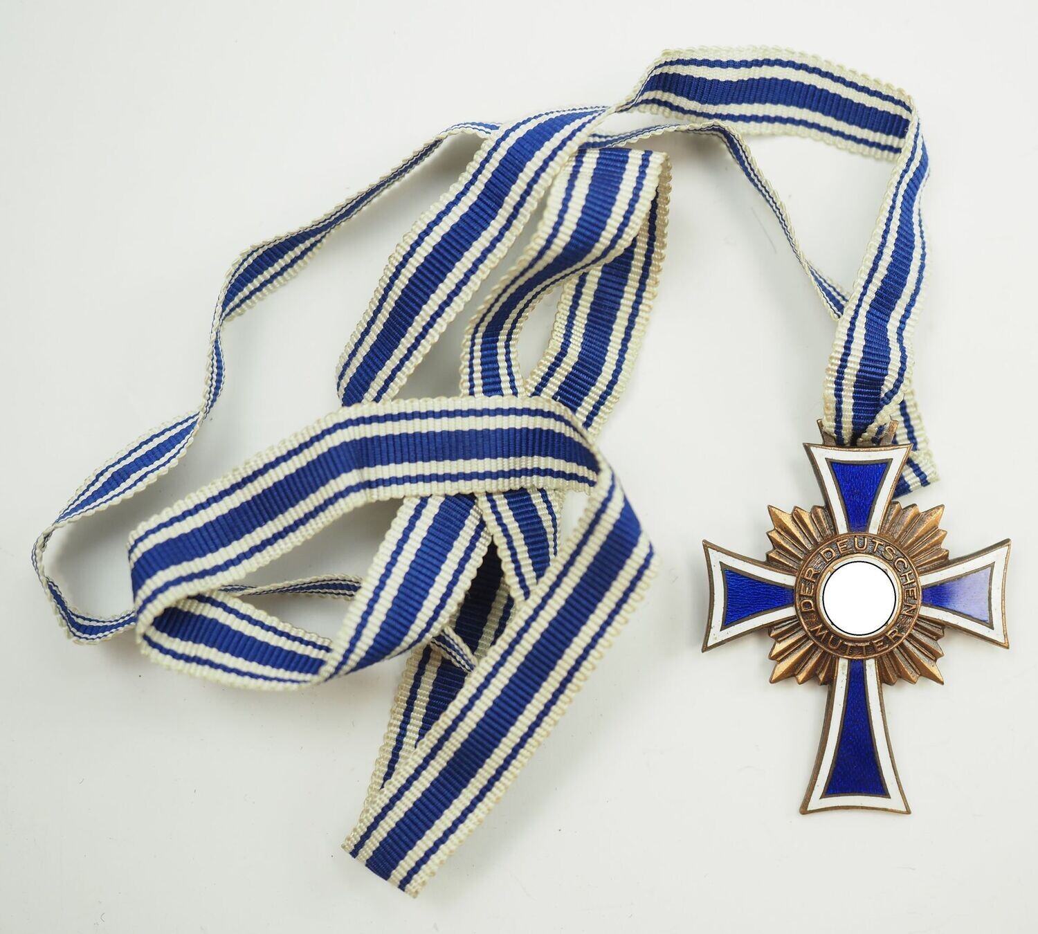 Mutterkreuz in Bronze, 3. Stufe, am konfektionierten langen Band, Emaille vollständig erhalten.