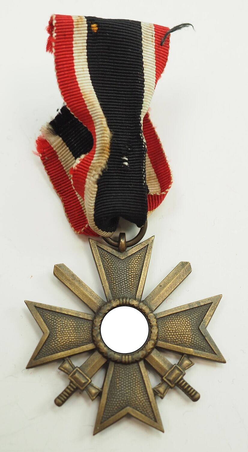 Kriegsverdienstkreuz KVK 2. Klasse mit Schwertern, Buntmetall, Hersteller 127 für die Firma Moritz Hausch AG, Pforzheim, mit Band.