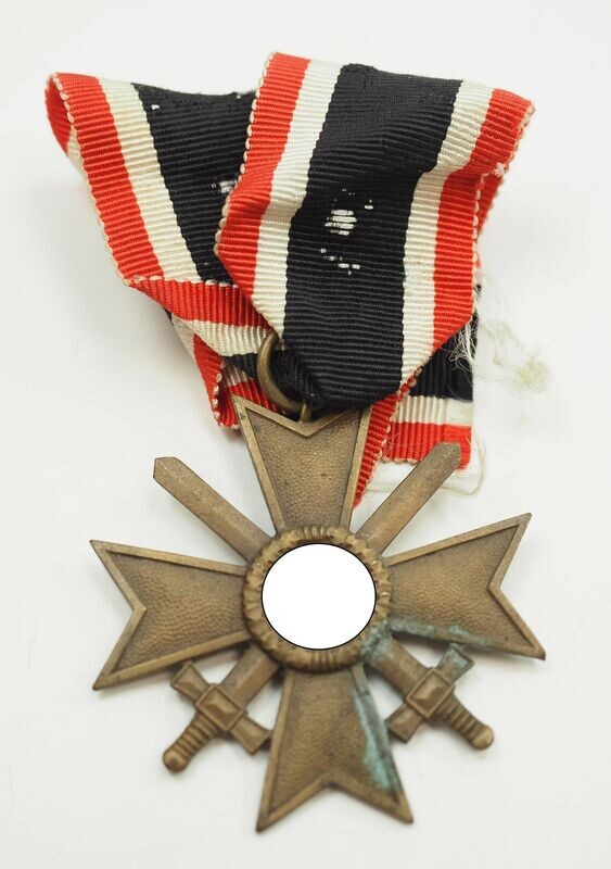 Kriegsverdienstkreuz KVK 2. Klasse mit Schwertern, Buntmetall, Hersteller 34 für die Firma Willy Annetsberger, München, mit Band.