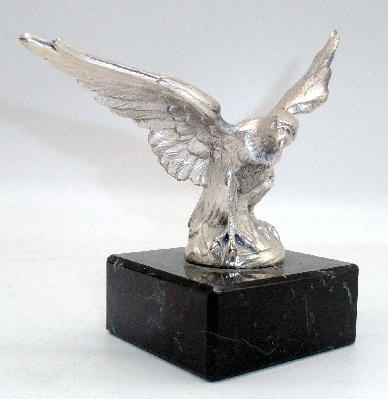 Deutsches Reich: Schreibtischdekoration, Adler auf Marmorsockel, Spannweite ca. 15 cm.