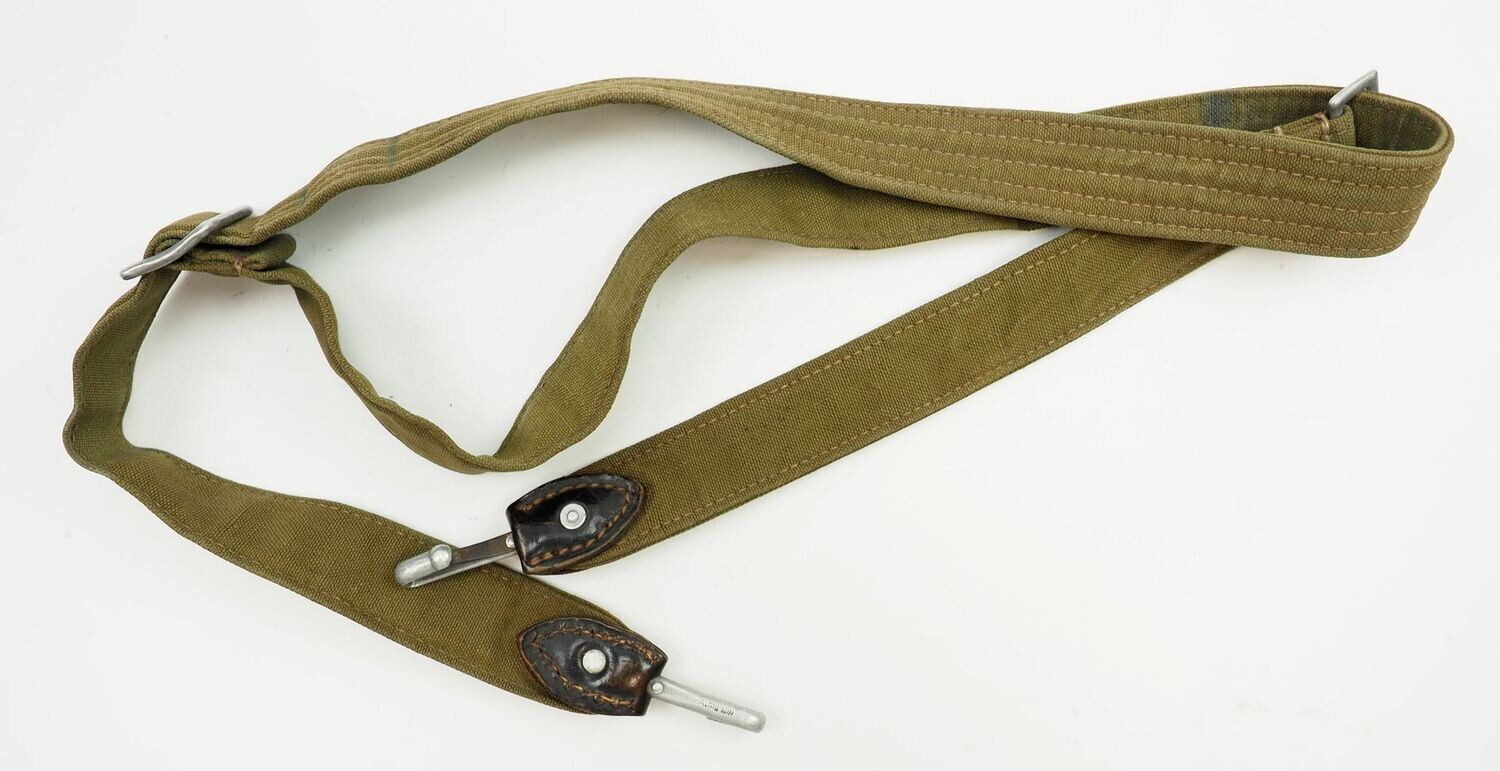 Wehrmacht: Brotbeutelriemen, mit Hersteller und Trägernamen.
