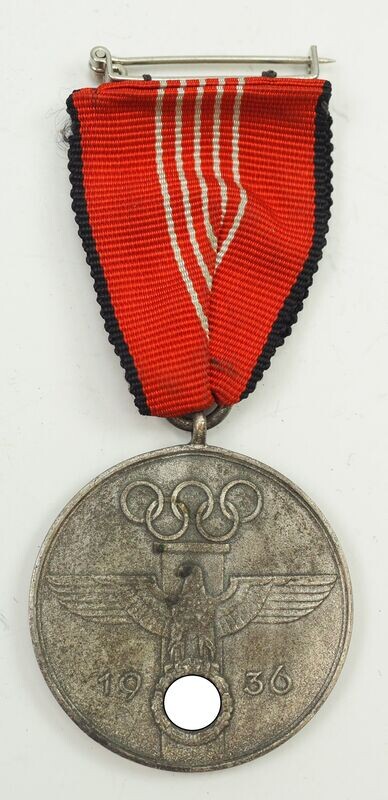 Deutsche Olympia-Erinnerungsmedaille 1936, am konfektionierten Band mit Tragenadel.