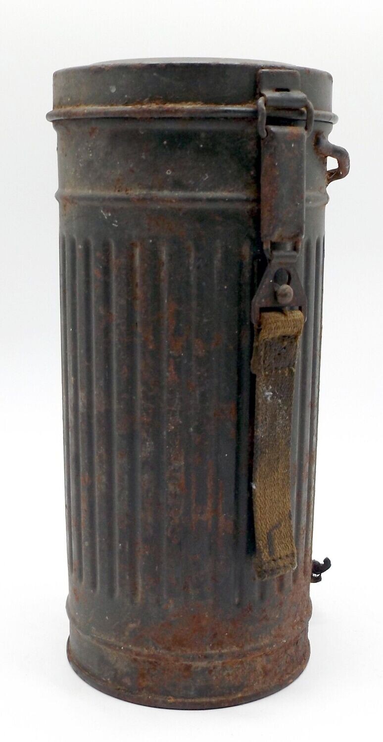 Wehrmacht: Gasmaskendose Model 38, Herstellermarkierung von 1940.