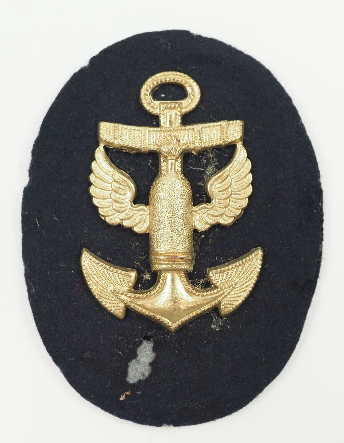 Kriegsmarine: Ärmelabzeichen Marineartilleriemaat, vergoldete Metallauflagen auf Marinestoff, Gegenplatte und Abdeckung.
