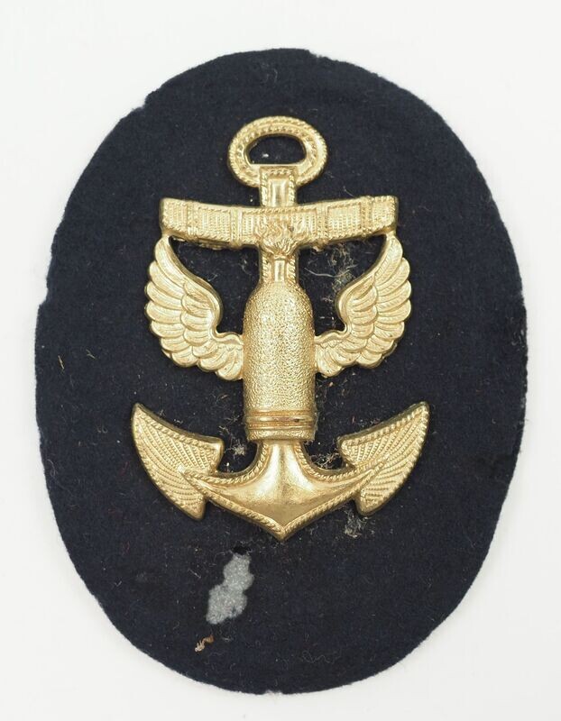 Kriegsmarine: Ärmelabzeichen Marineartilleriemaat, vergoldete Metallauflagen auf Marinestoff, Gegenplatte und Abdeckung.