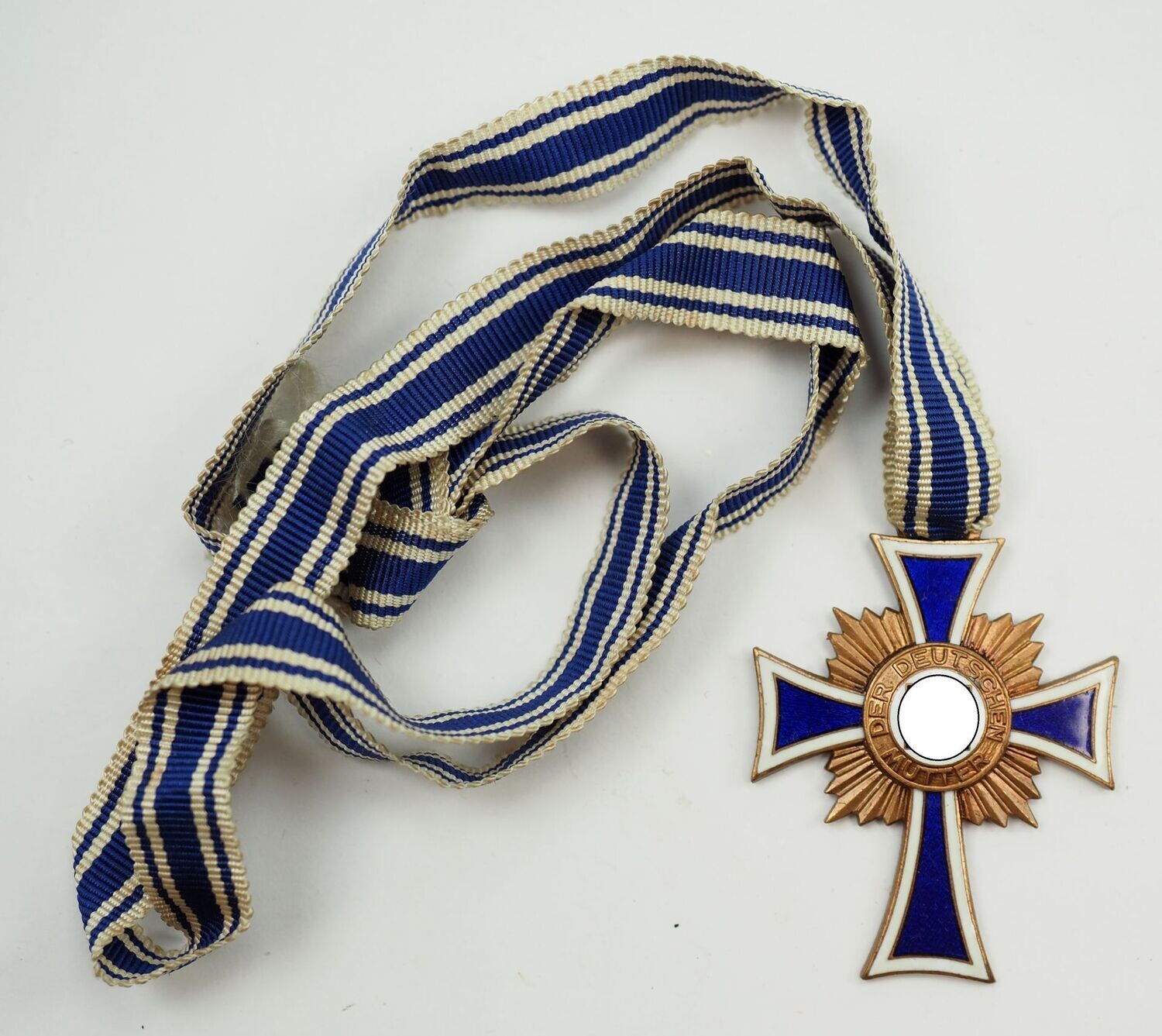 Mutterkreuz in Bronze, 3. Stufe, am konfektionierten langen Band, Emaille vollständig erhalten.