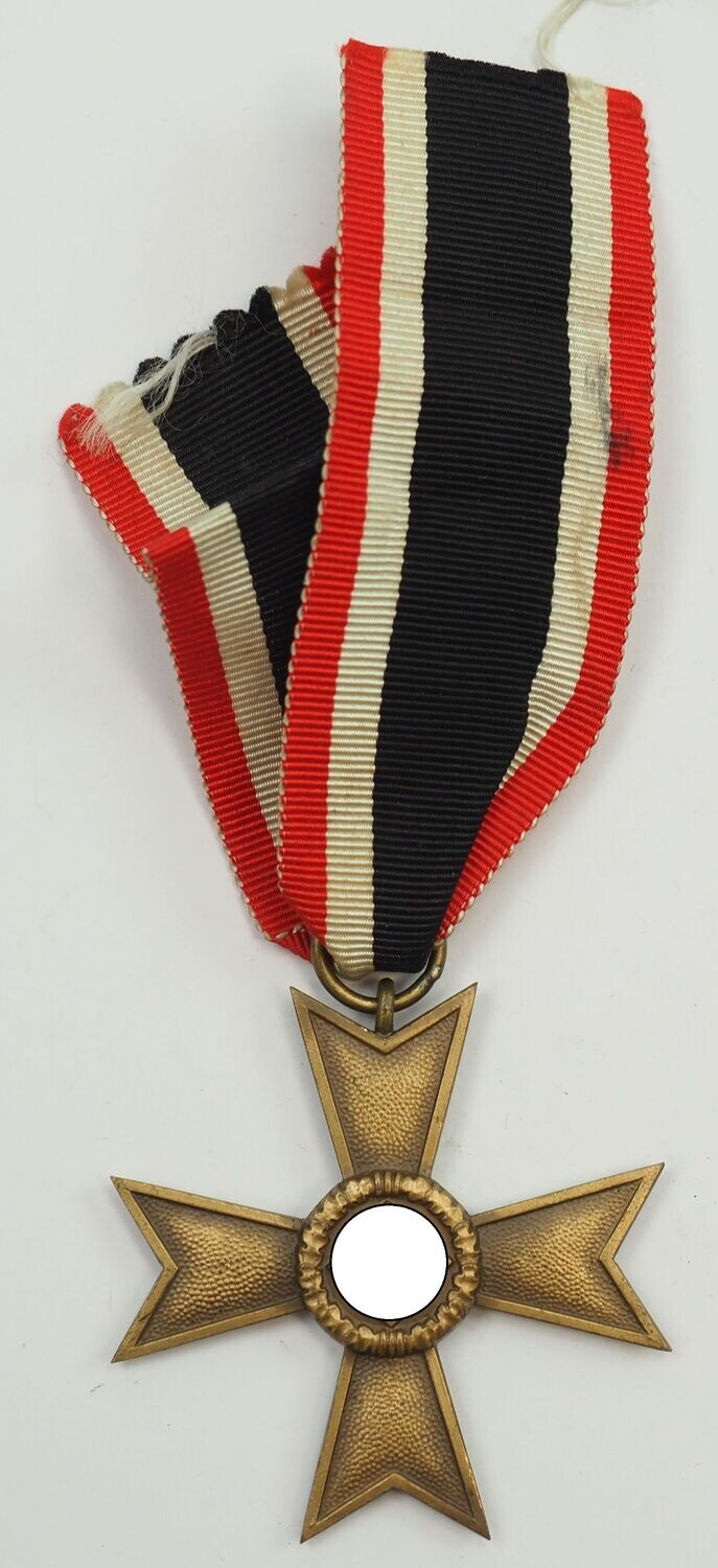 Kriegsverdienstkreuz KVK 2. Klasse ohne Schwerter, in Buntmetall, am Band.