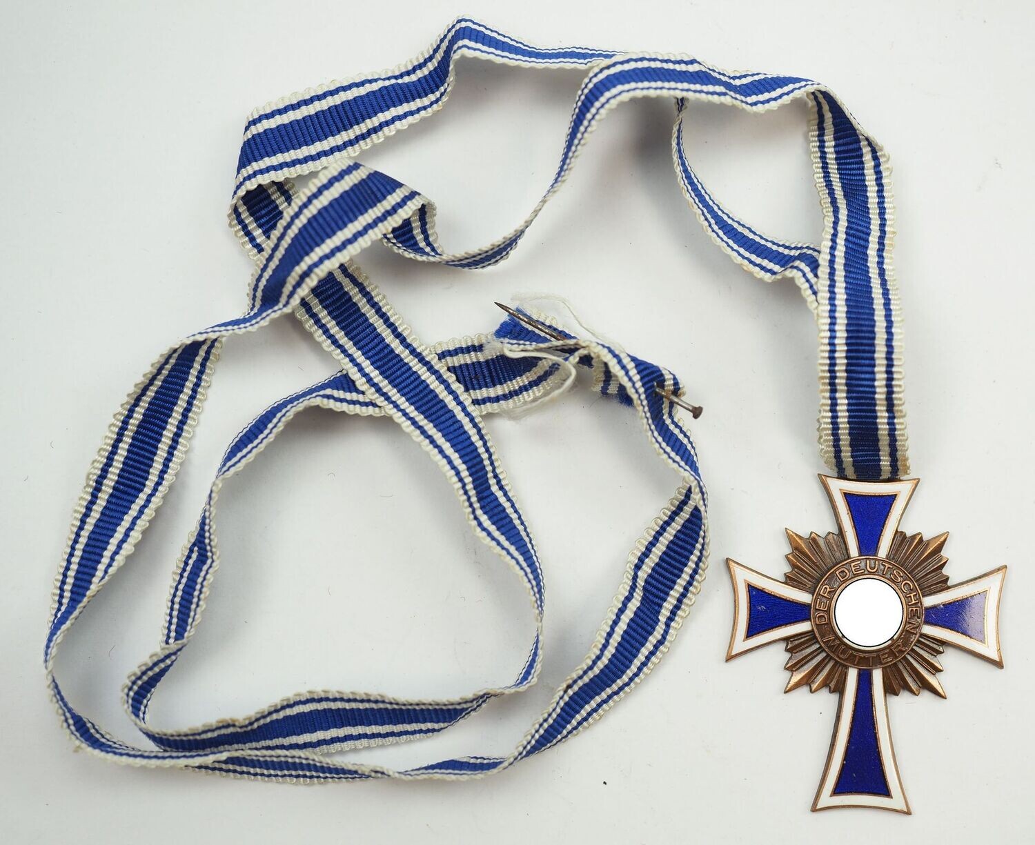 Mutterkreuz in Bronze, 3. Stufe, am konfektionierten langen Band, Emaille vollständig erhalten.