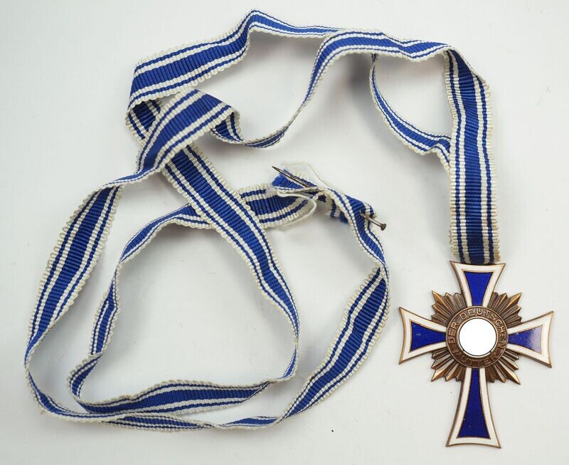 Mutterkreuz in Bronze, 3. Stufe, am konfektionierten langen Band, Emaille vollständig erhalten. Mutterkreuz in Bronze, 3. Stufe, am konfektionierten langen Band, Emaille vollständig erhalten.