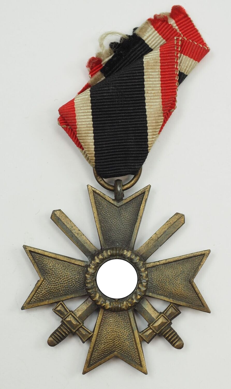 Kriegsverdienstkreuz KVK 2. Klasse mit Schwertern, Hersteller 135 für die Firma Julius Moser, Oberstein, mit Band.