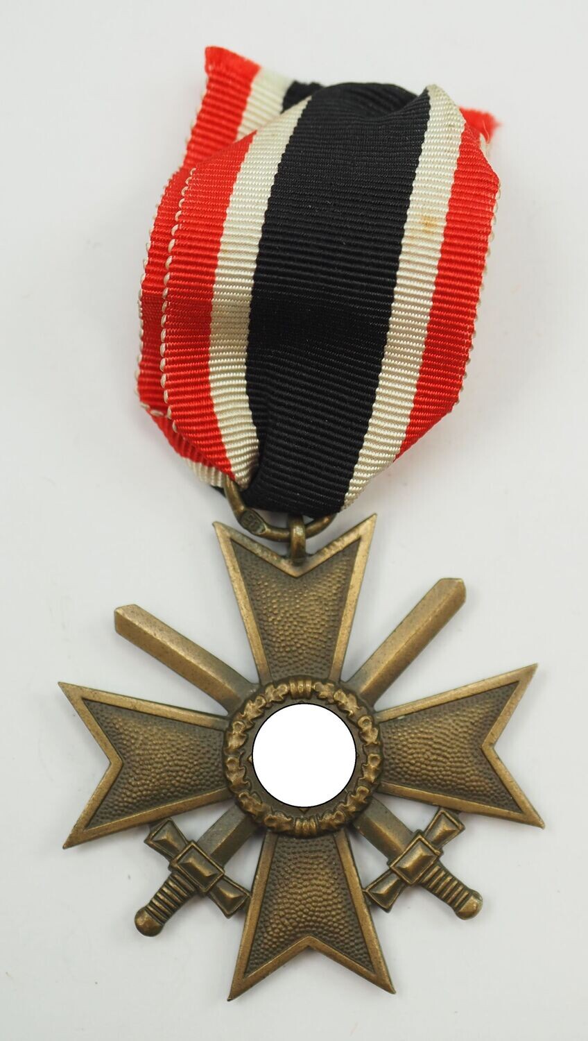Kriegsverdienstkreuz KVK 2. Klasse mit Schwertern, Hersteller 85 für die Firma Julius Pietsch, Gablonz, mit Band.