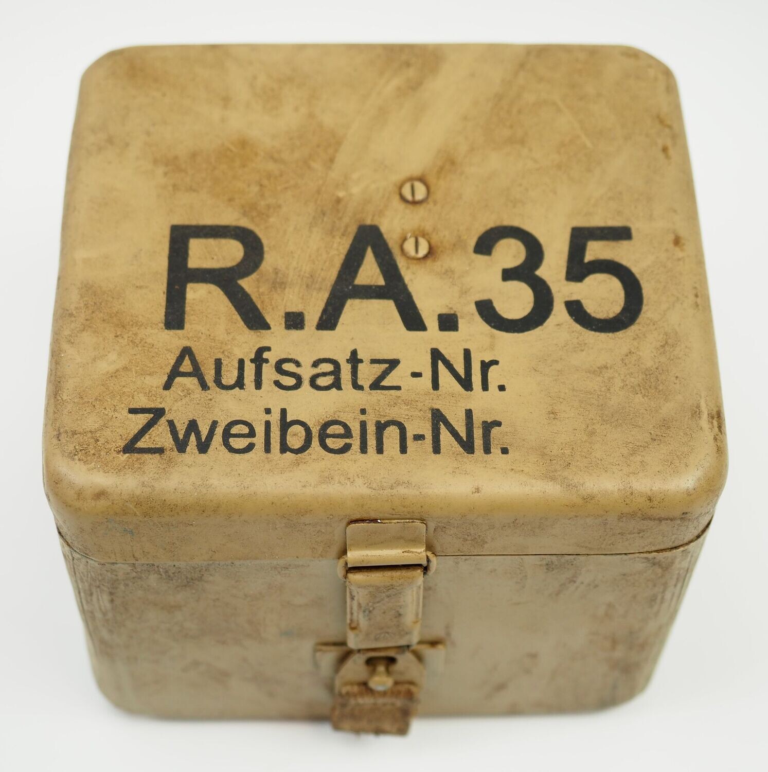 Wehrmacht: Transportkasten zum Richtaufsatz 35 für 80mm Granatwerfer 34, mit Inneneinteilung, WaA-Stempel, Hersteller clm, ungereinigt.