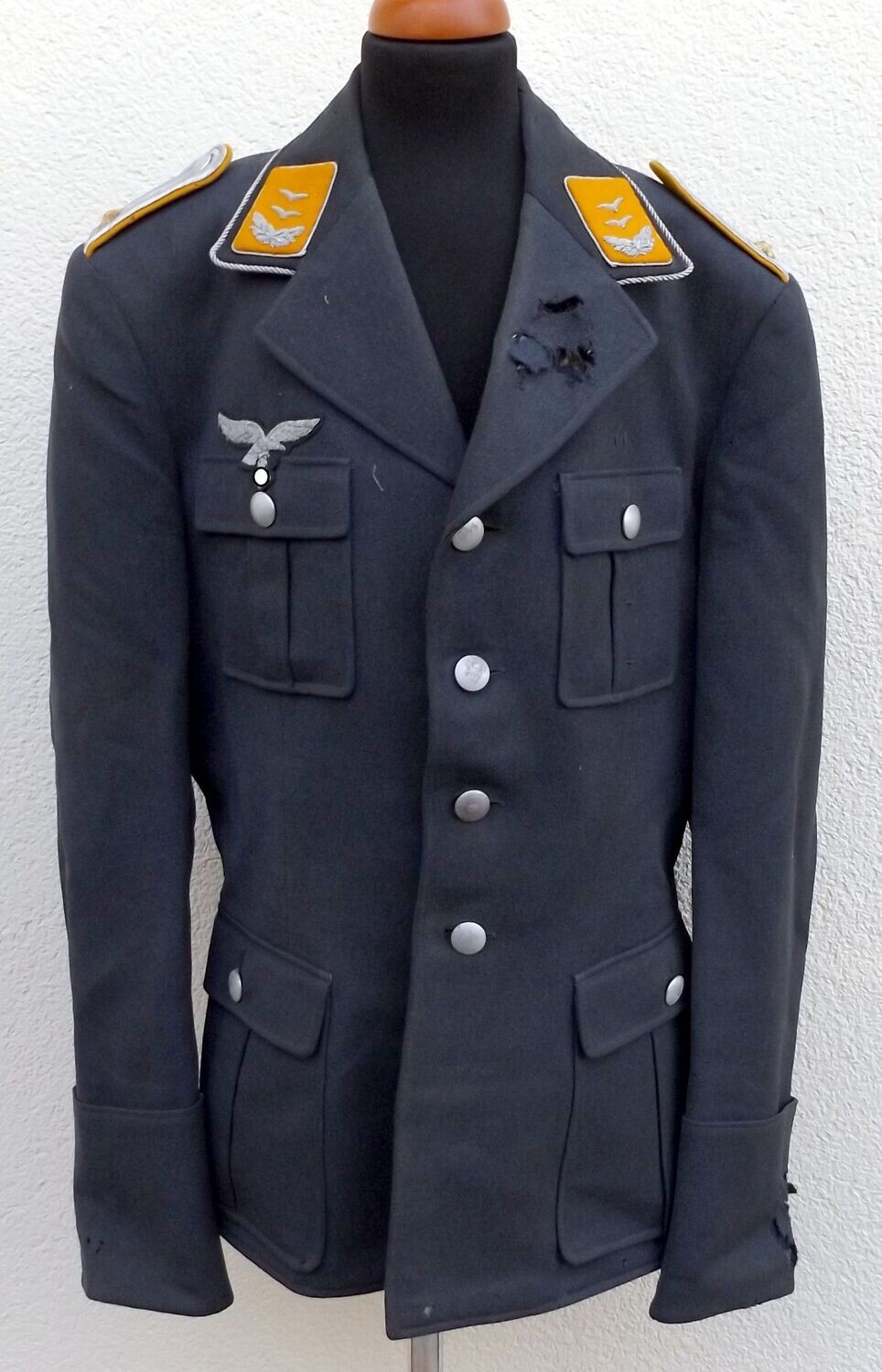 Luftwaffe: Waffenrock für einen Oberleutnant der Fliegenden Truppe, Effekten original vernäht,  Dachbodenfund mit Mottenschäden.