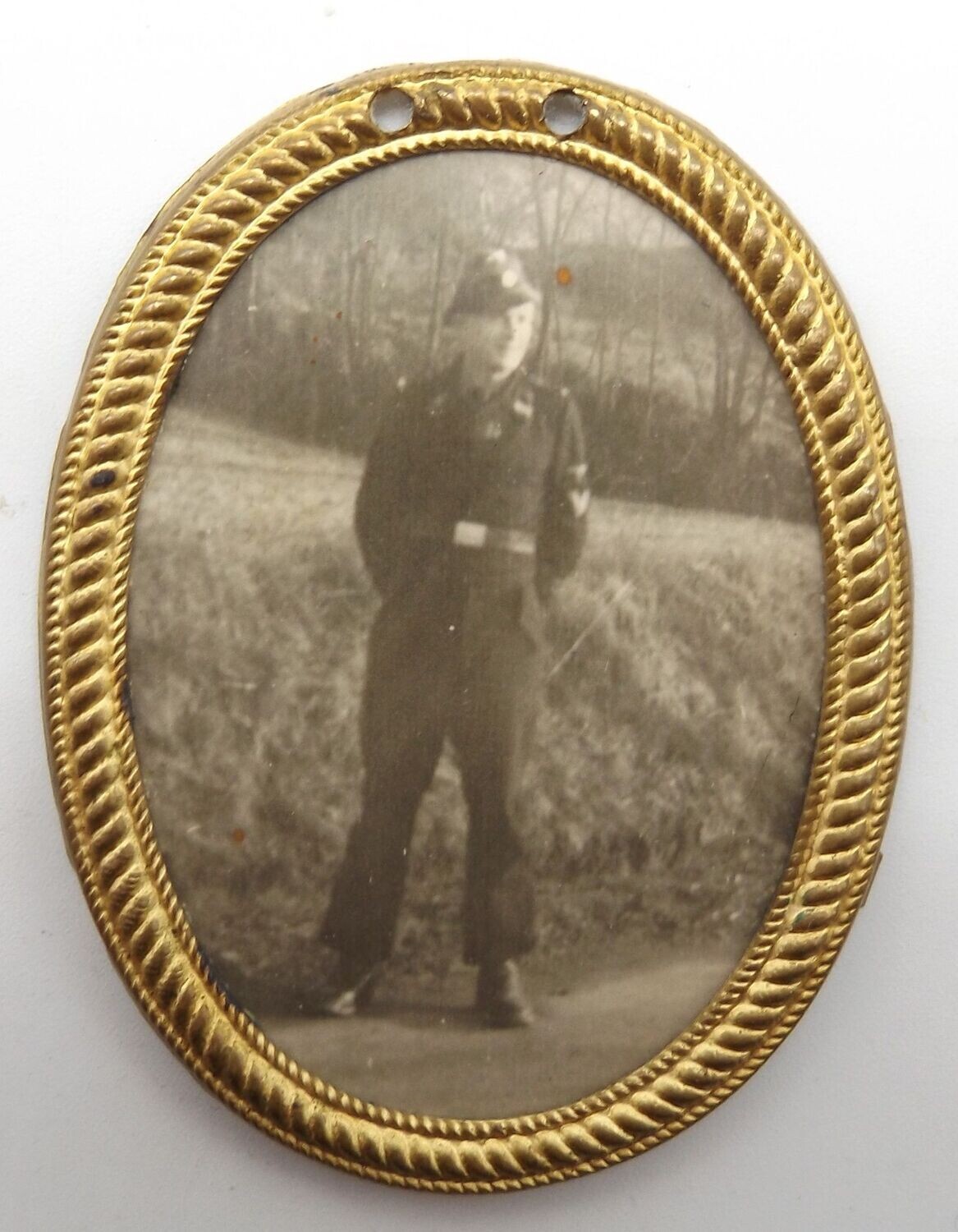 Waffen-SS: Foto Panzer-Soldat al Amulett im umgebauten DAF Schirmmützen-Abzeichen.