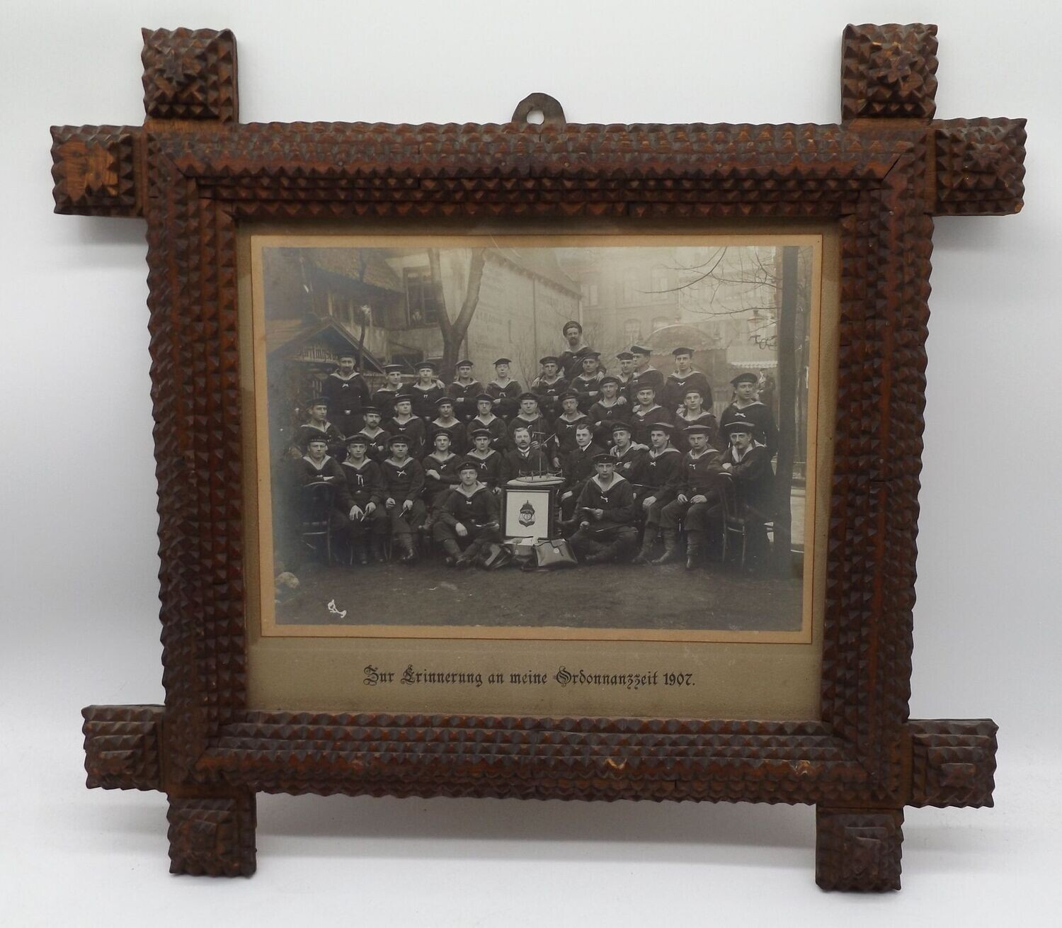 Kaiserliche Marine: Reservistenbild "Zur Erinnerung an meine Ordonnanzzeit 1907", Kiel, Mützenbänder S.M.S Kurfürst Friedrich Wilhelm, Blitz, Medusa,alt gerahmt unter Glas, Gesamtgröße ca. 34 x 49 cm.