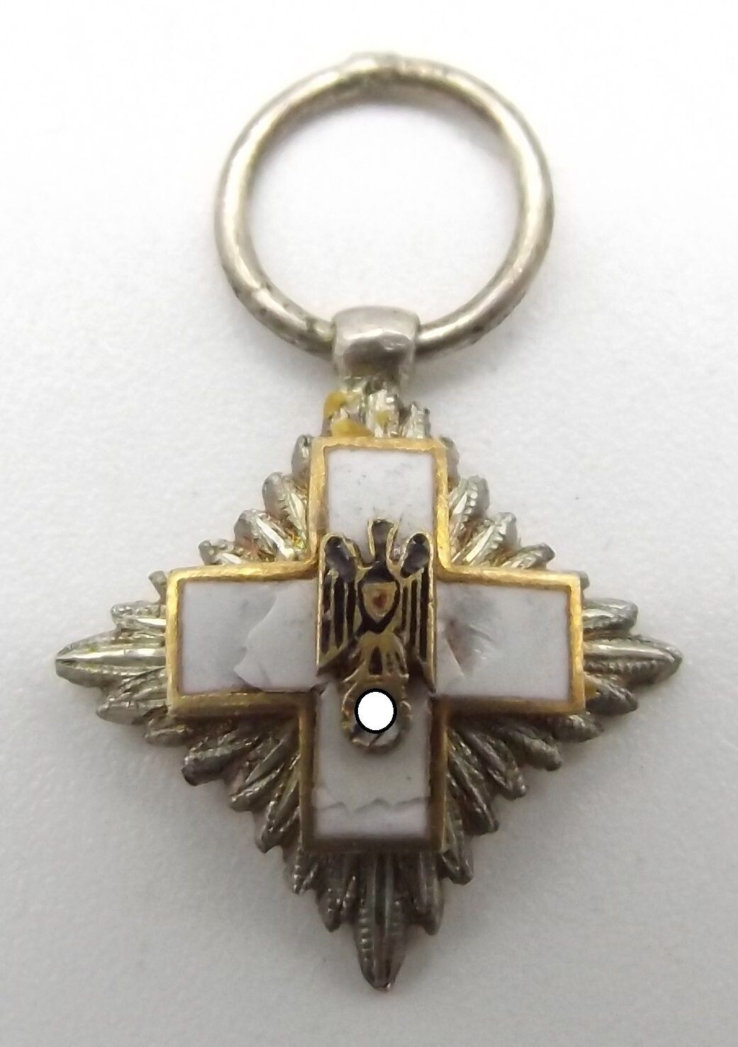 3. Reich: Ehrenzeichen für deutsche Volkspflege I. Stufe, Bruststern Miniatur, Emaille mit Beschädigung.
