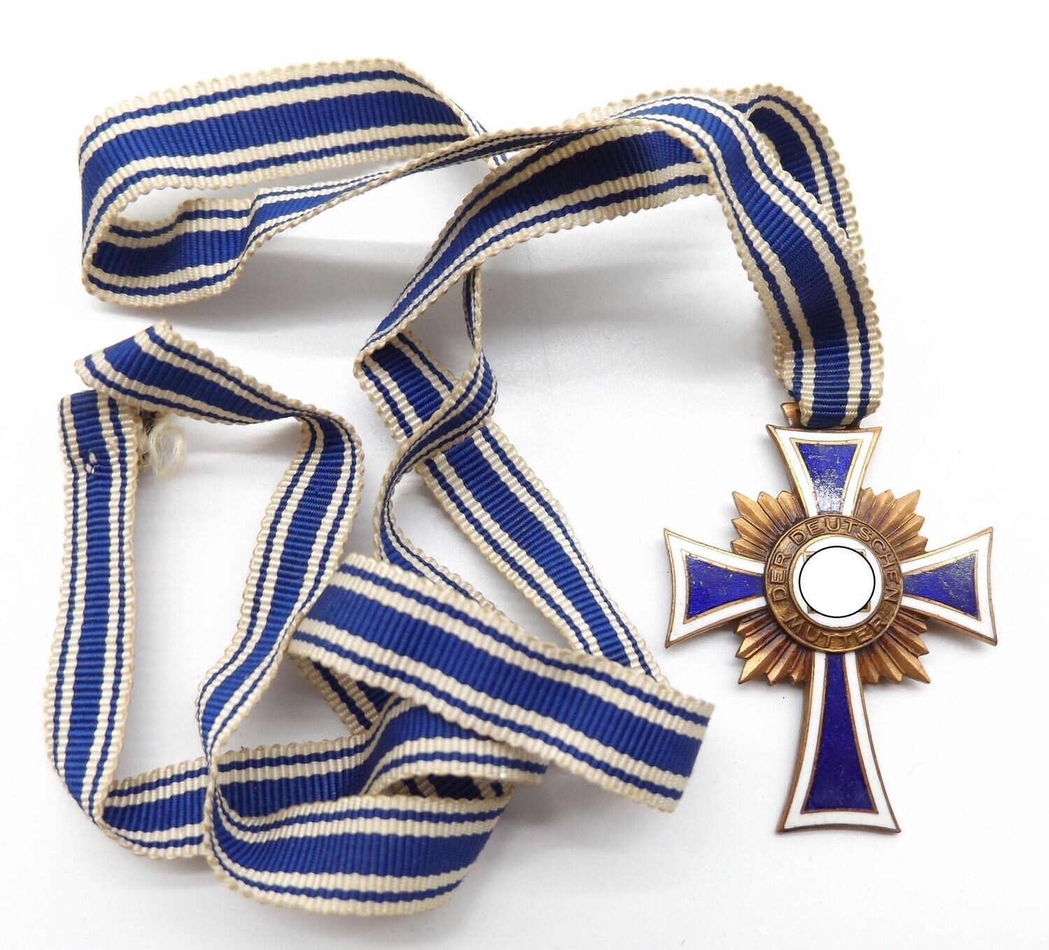 Mutterkreuz in Bronze, 3. Stufe, am konfektionierten langen Band, Emaille vollständig erhalten.