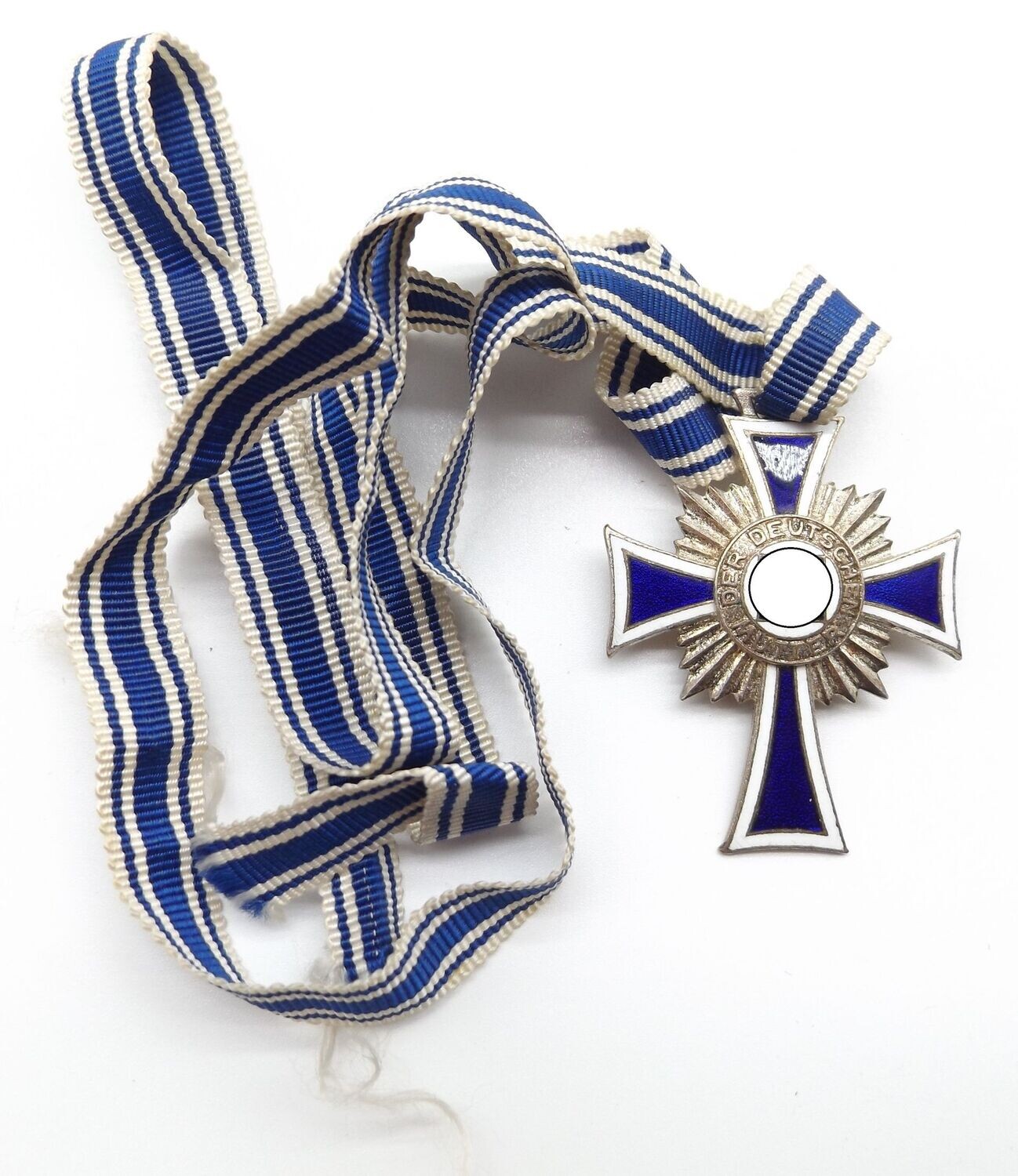 Mutterkreuz in Silber, 2. Stufe, am langen Band, Emaille vollständig erhalten.