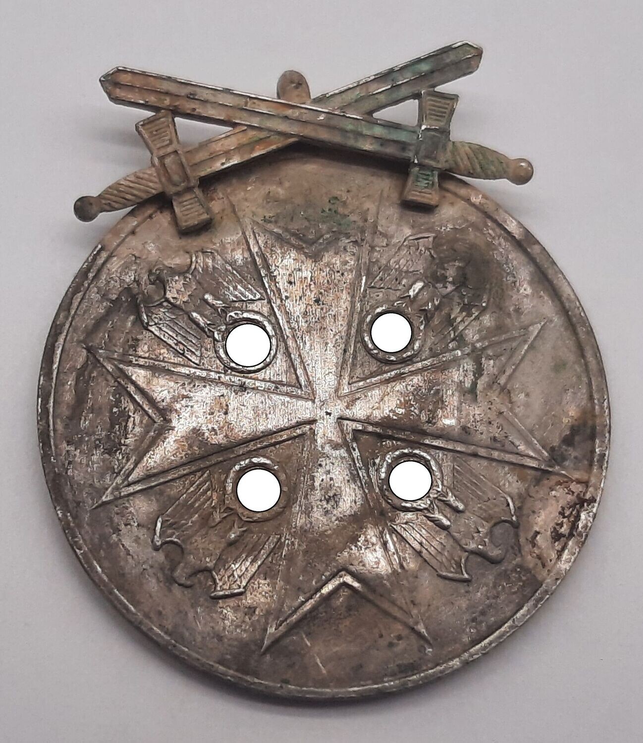 Deutsche Verdienstmedaille in Silber mit Schwertern, Ausführung ab 1943 mit Blockschrift, Ausführung in Zink, Bandring fehlt.