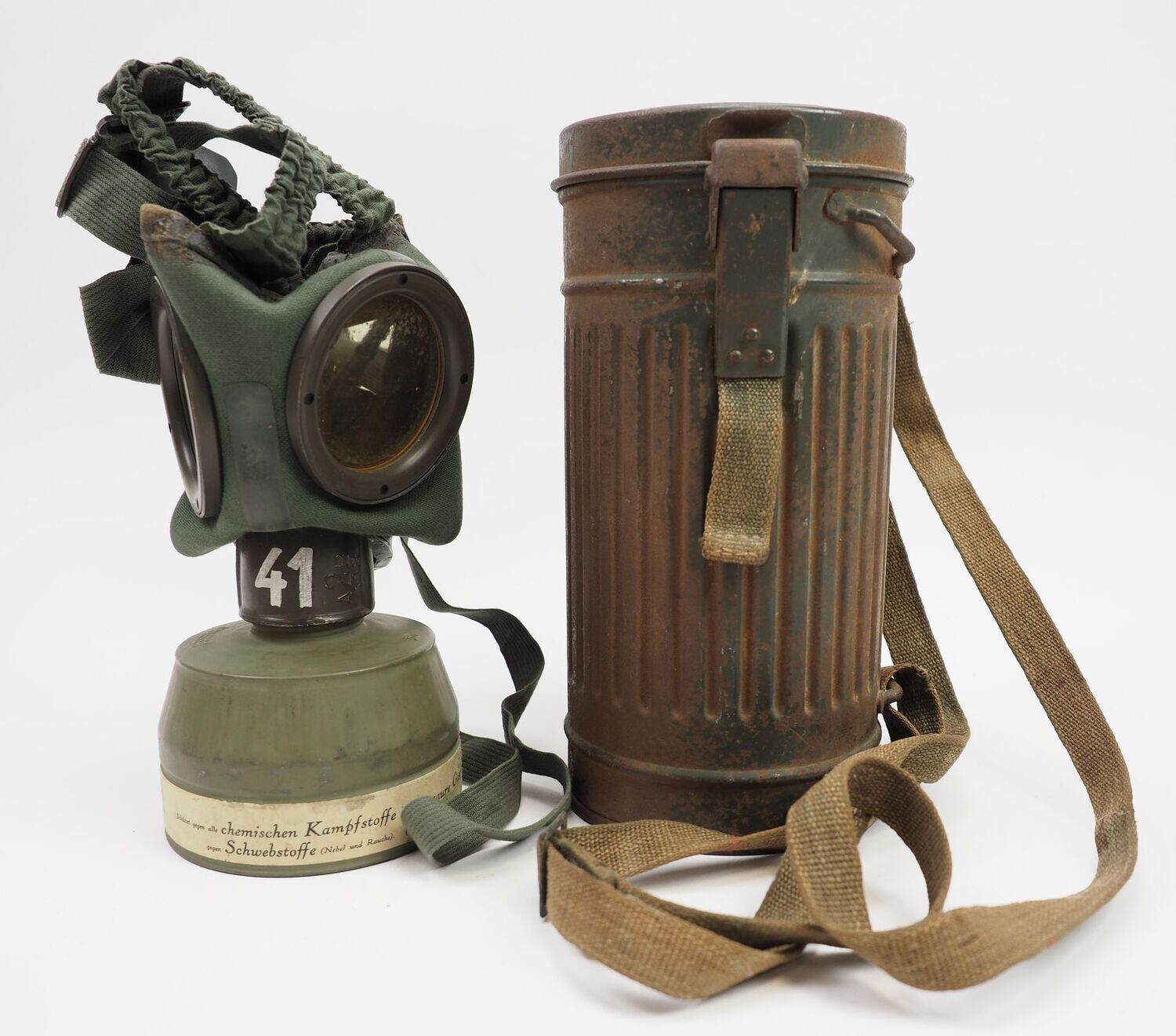 Wehrmacht: Gasmaske 30 in früher Dose von 1936, Maske mit diversen Stempeln, mit Ersatzscheiben.