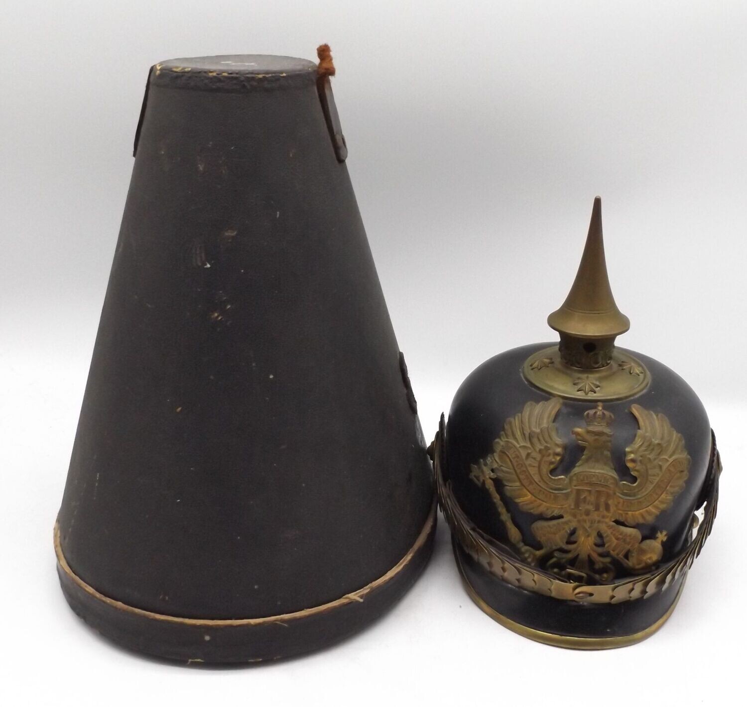 Preussen: Pickelhaube für Offiziere der Infanterie, mit Koffer.