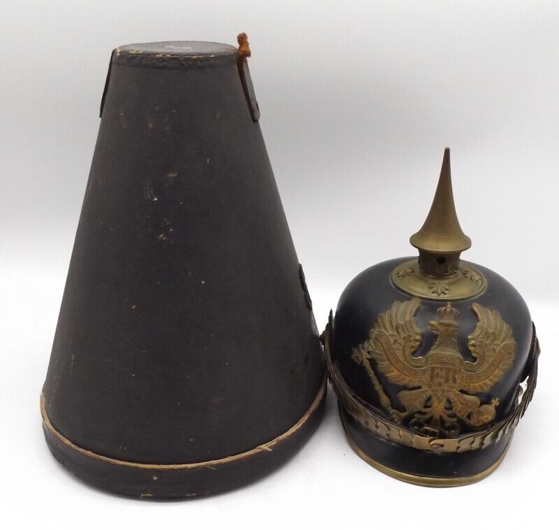 Preussen: Pickelhaube für Offiziere der Infanterie, mit Koffer.