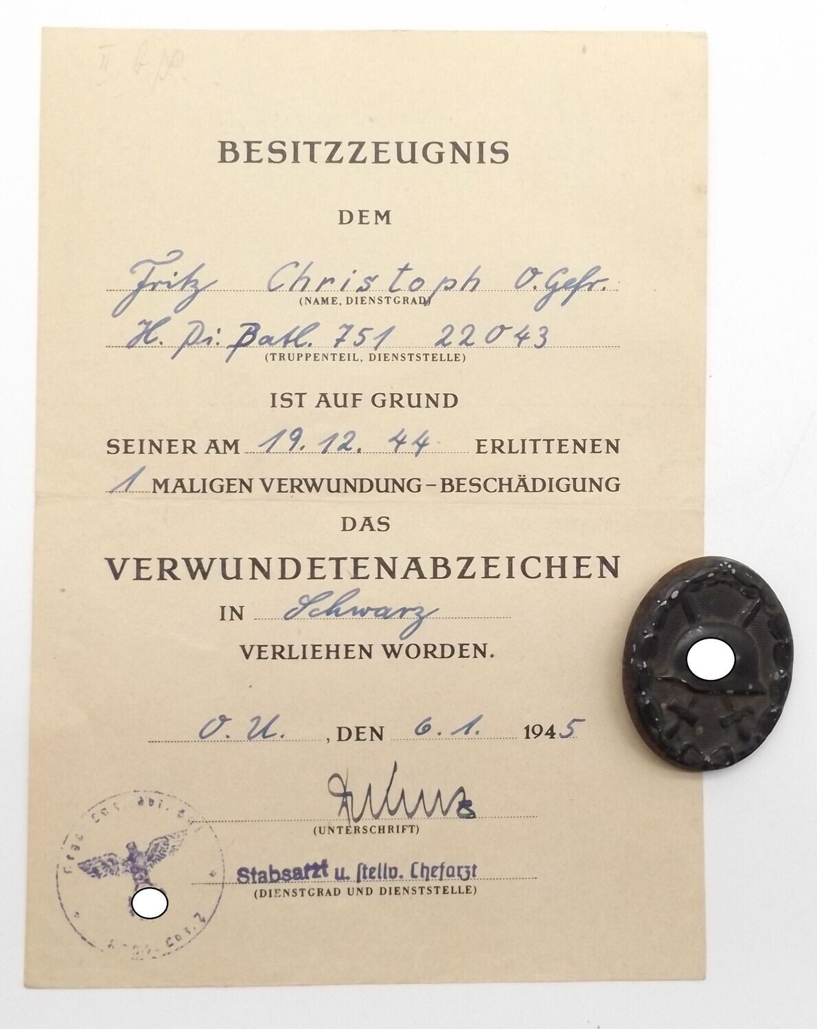 Wehrmacht: Urkunde zum Verwundetenabzeichen in Schwarz für einen Obergefreiten im Pionier-Bataillon 751, Ungarn 06.01.1945, dazu das VWA.