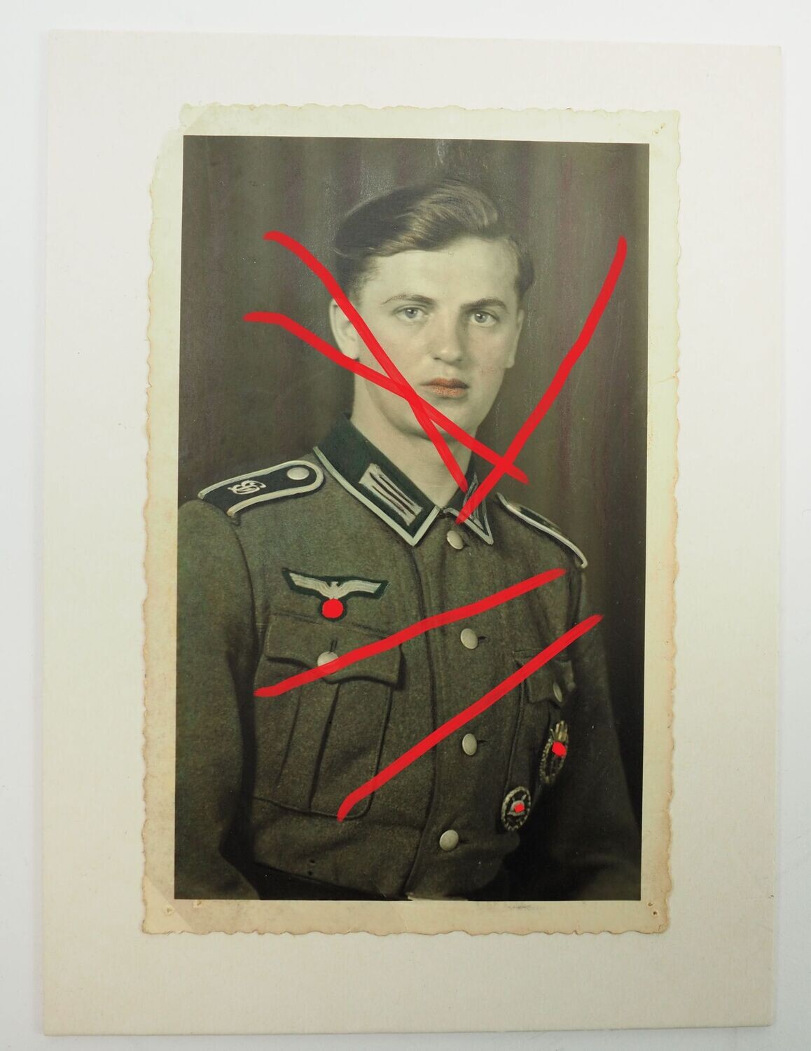 Wehrmacht: Portraitfoto Division Großdeutschland mit Auszeichnungen, coloriert, auf Karton aufgezogen, rückseitig mit Widmung von 1942, 13,5 x 8
,5 cm, C1.