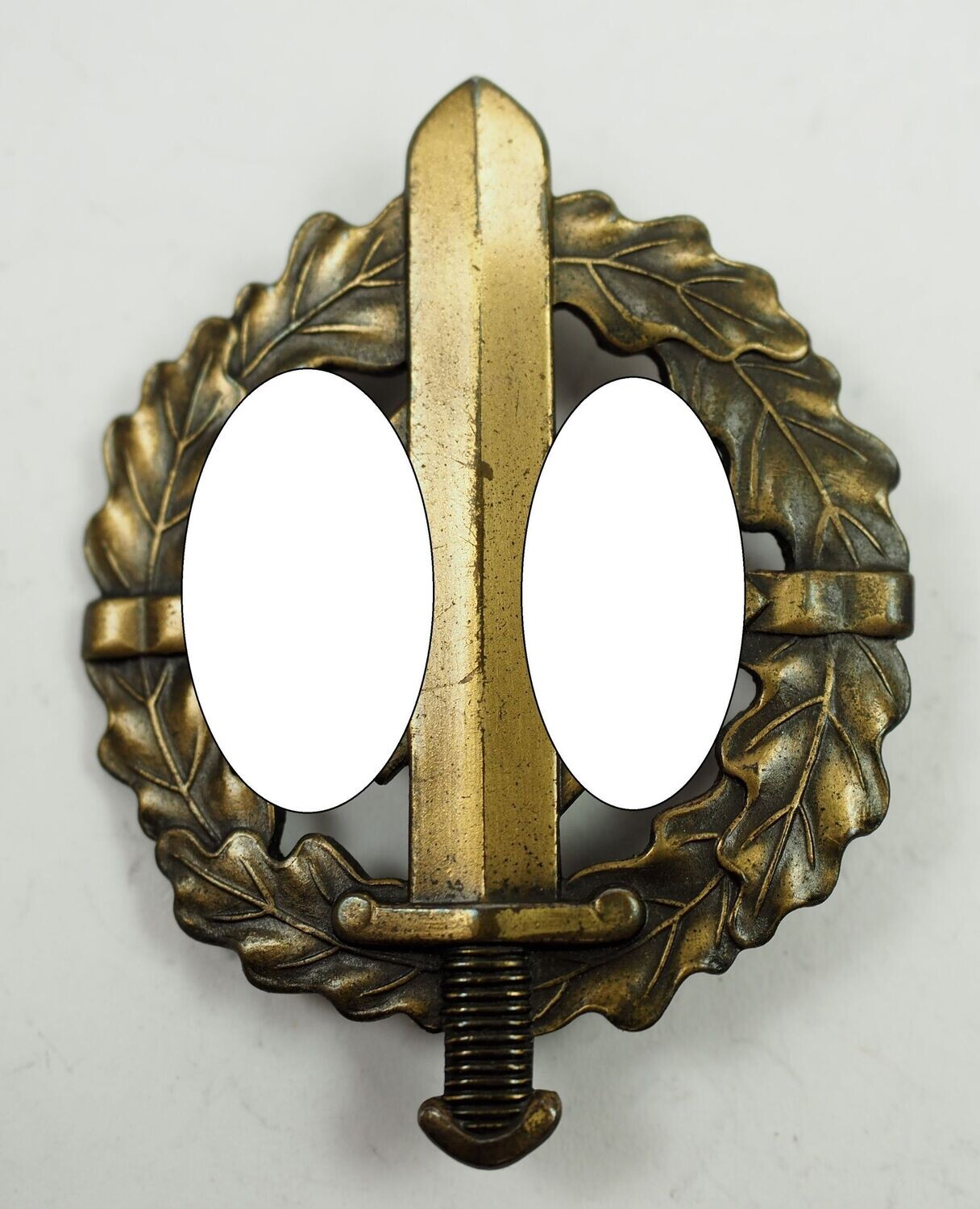 SA-Sportabzeichen in Bronze, Herstellermarkierung Berg & Nolte AG, Lüdenscheid - Eigentum D.S.A. Sportabz. Hauptstelle, Matrikelnummer.