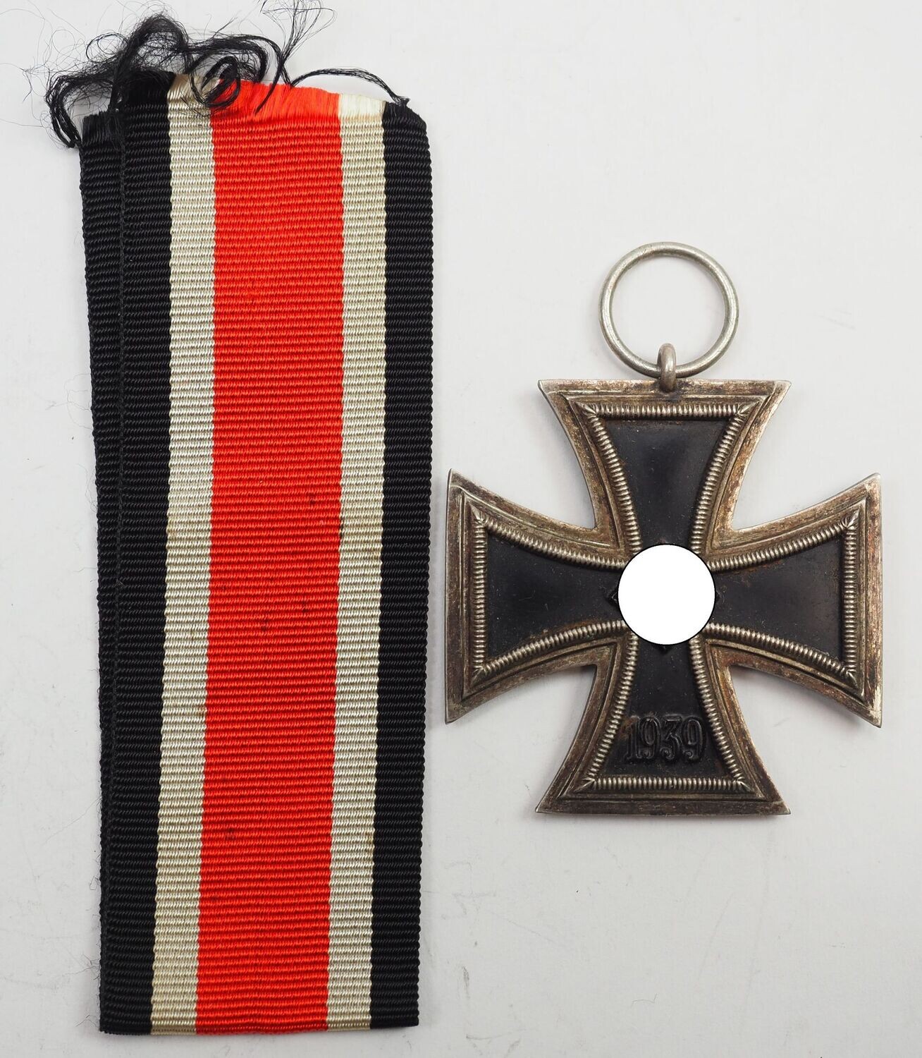 Eisernes Kreuz, EK 2. Klasse 1939, unmarkiertes Stück vom Hersteller 98 , Rudolf Souval, Wien, mit Band.