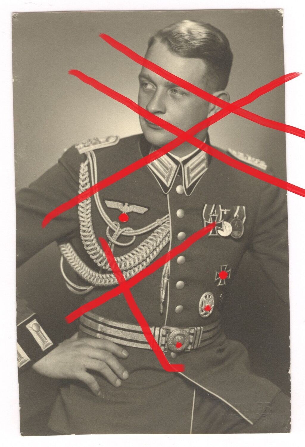 Wehrmacht: Portraitfoto Offizier mit Auszeichnungen EK1, Sturmabzeichen, Feldbinde, 13,7 x 8,9 cm, rückseitig mit Widmung 1940, C6.