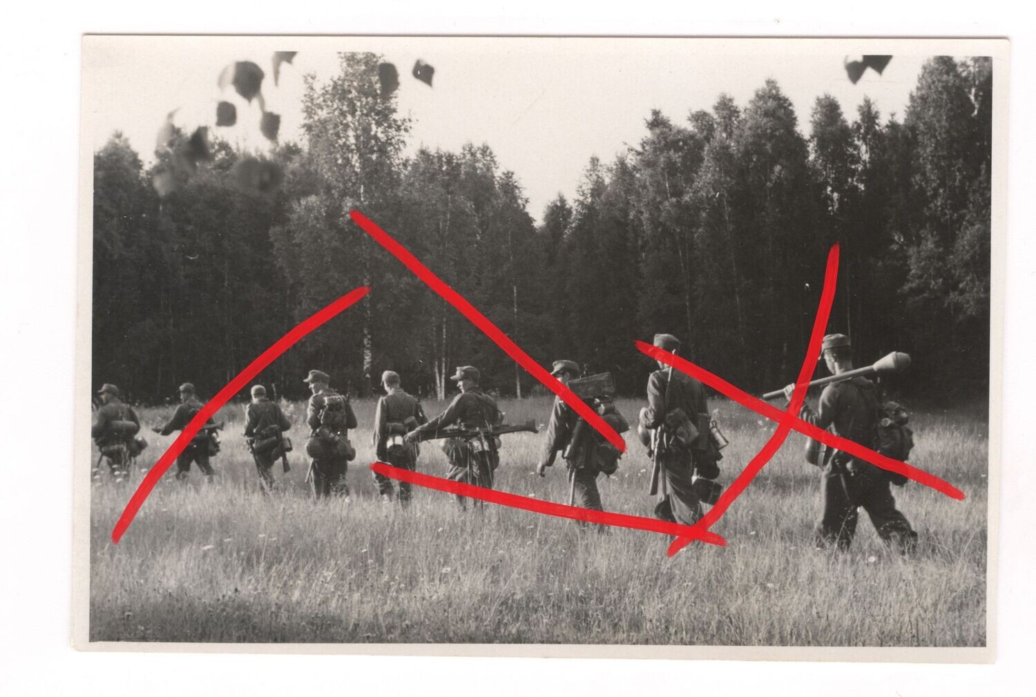 Wehrmacht: Foto Kampfgruppe Jäger, Waffen: MG 42, MP 40, Panzerfaust, C16.