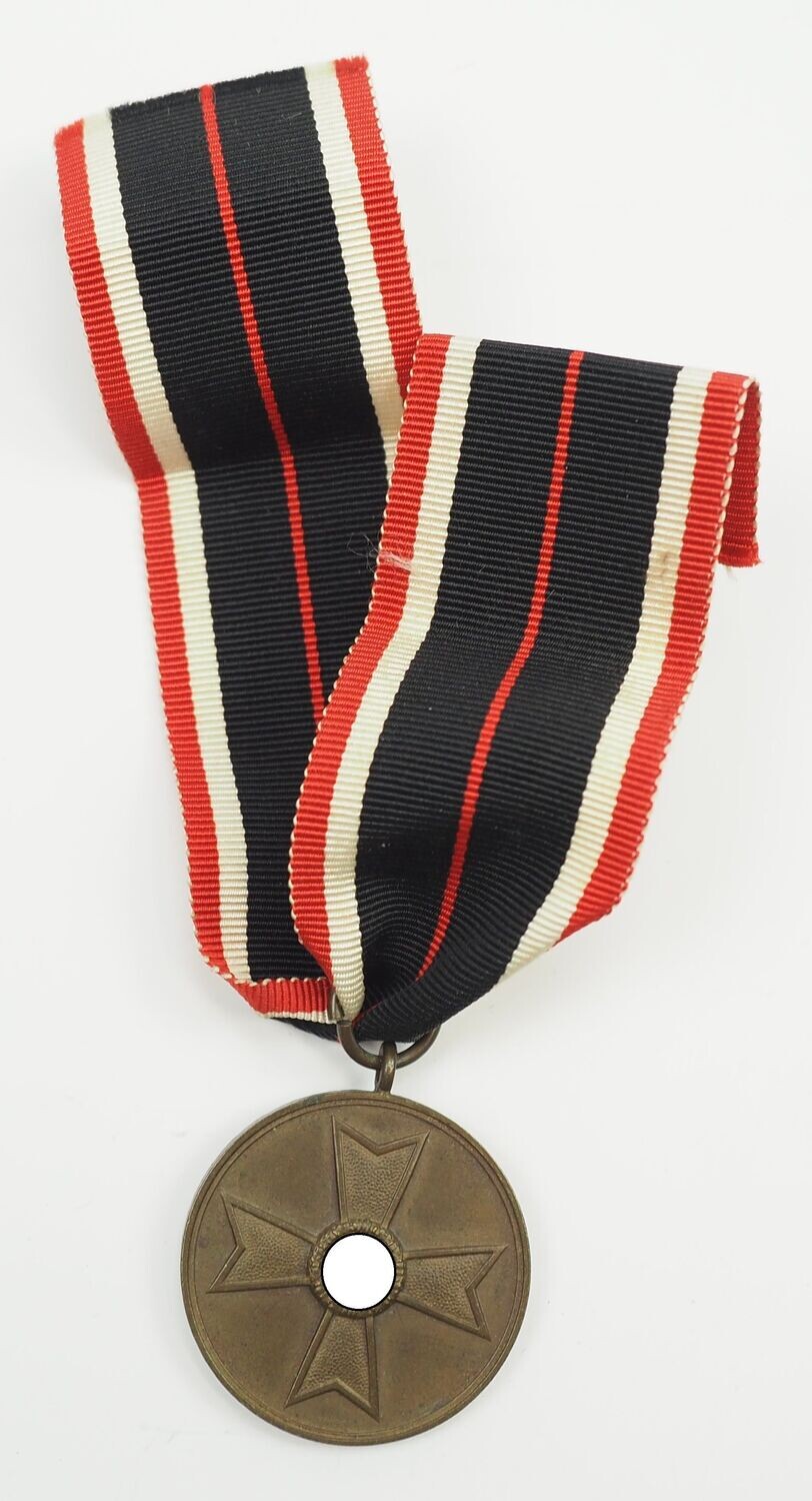 Medaille zum Kriegsverdienstkreuz, KVK, mit Band.