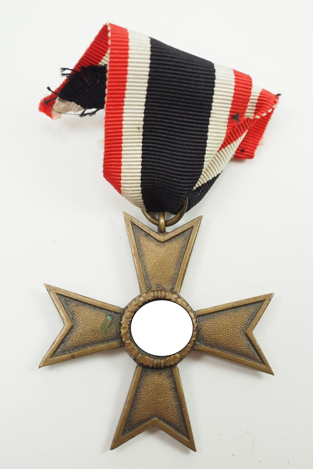 Kriegsverdienstkreuz KVK 2. Klasse ohne Schwerter, in Buntmetall, am Band.