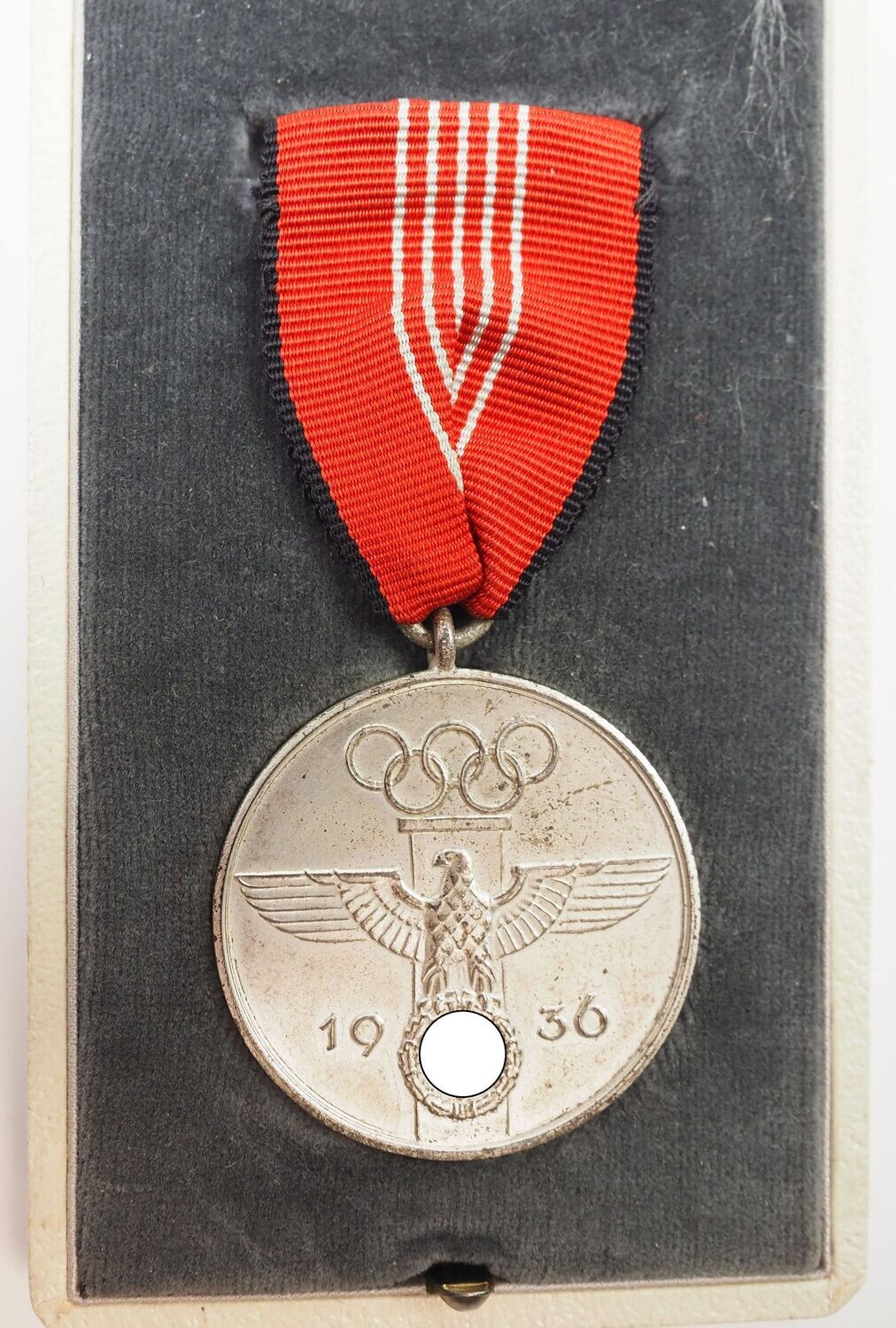Deutsche Olympia-Erinnerungsmedaille 1936, am konfektionierten Band mit Tragenadel, im Etui.