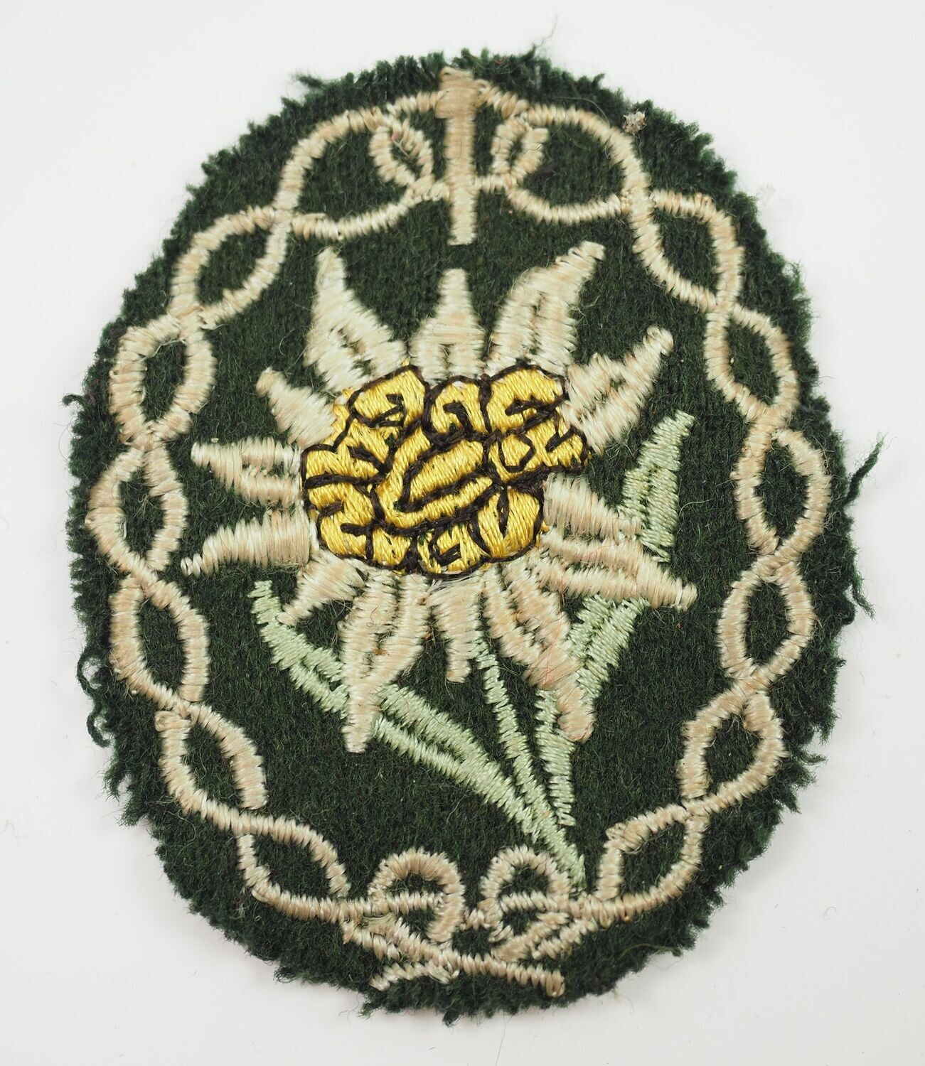 Wehrmacht: Ärmelabzeichen Edelweiß für Gebirgsjäger.