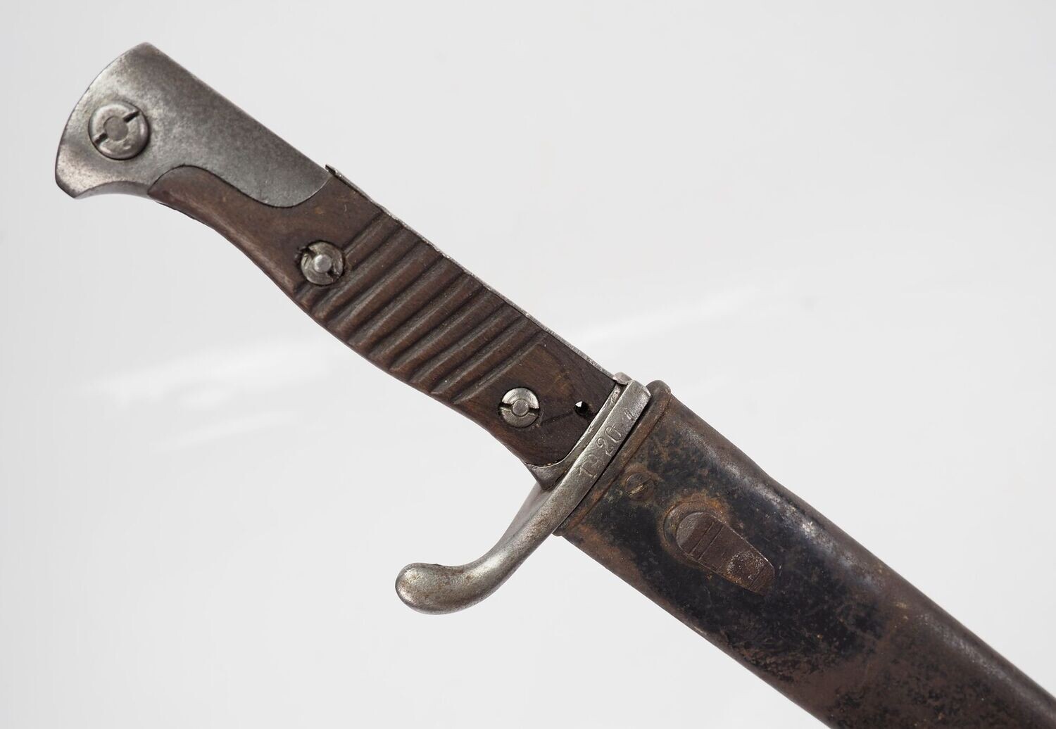 Deutsches Reich: Bajonett Modell 98/05, Hersteller F.W. Höller Solingen, auf der Fehlschärfe u.a. Krone, Parierstange mit Stempel "1920" für die Übernahme in die Reichswehr.