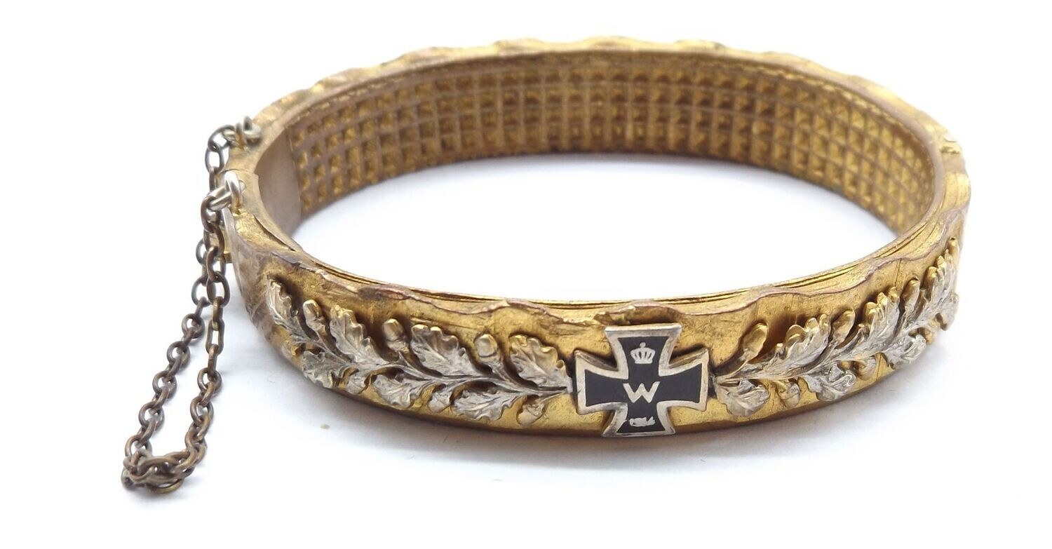 Patriotischer Schmuck-Armreif, 1. Weltkrieg, aus Granatführungsring, aufgelegtes Eisernes Kreuz 1914.
